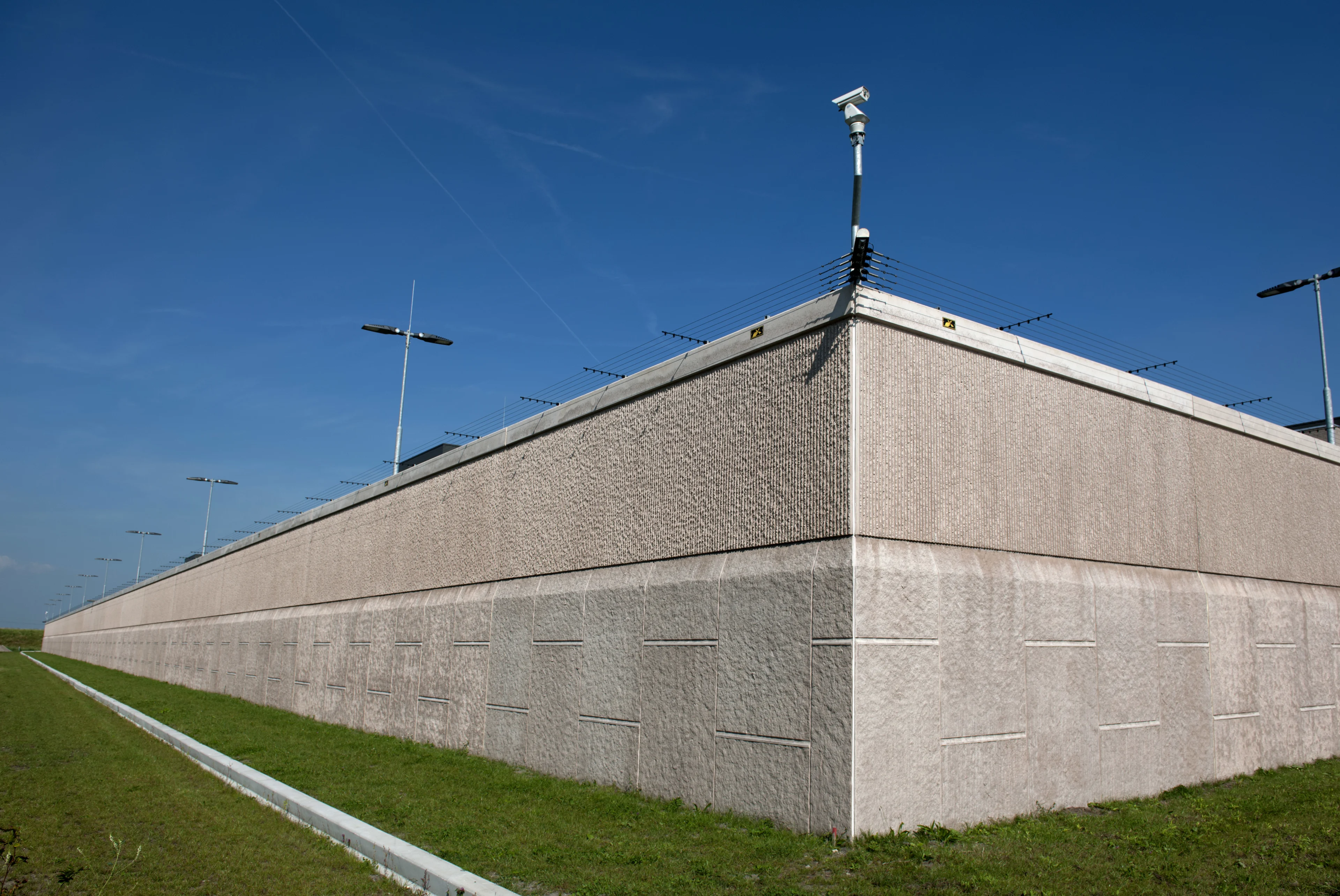 Gedetineerde gooit hete olie over drie medegedetineerden, een van hen raakt in coma