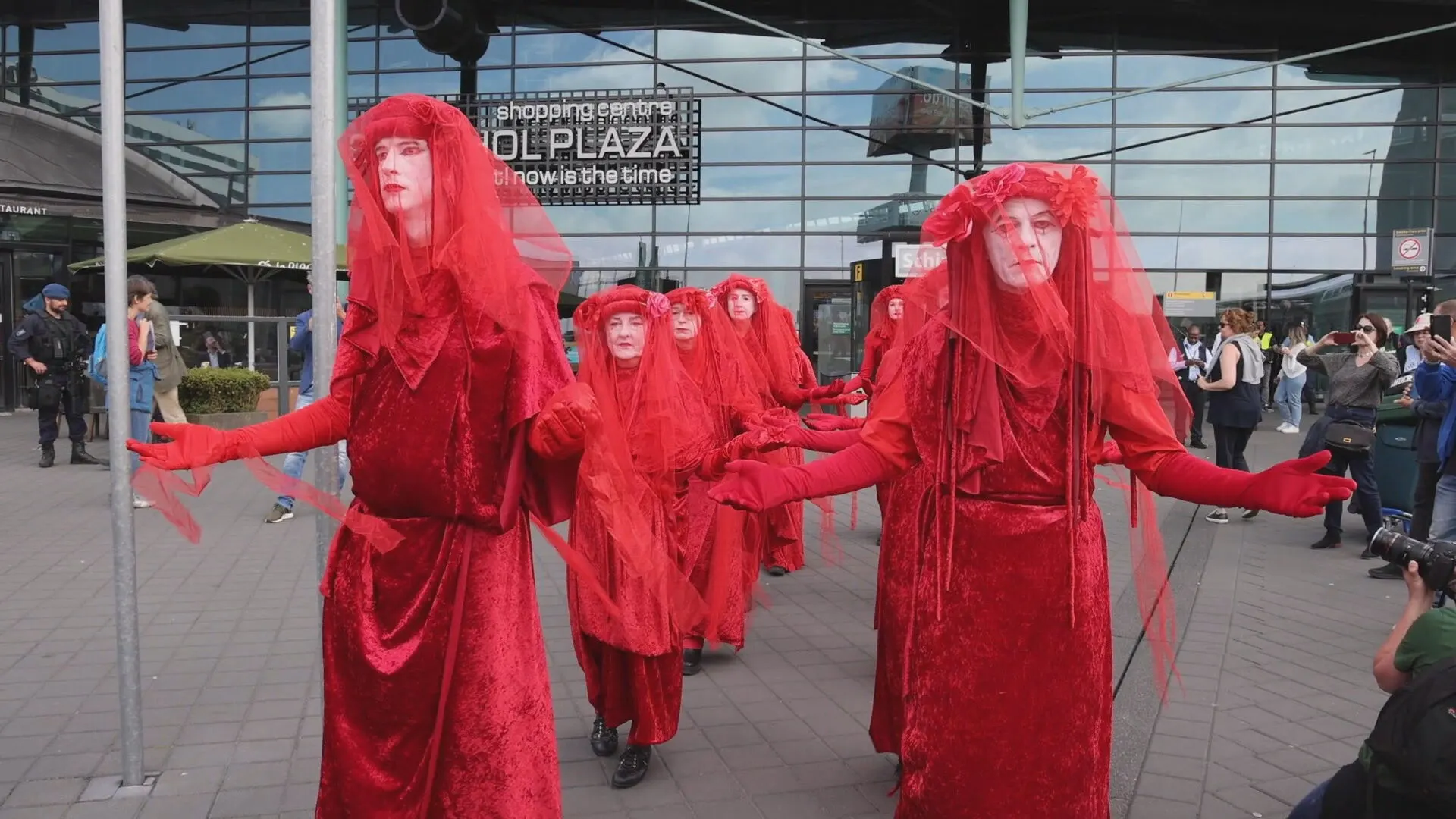 Paar honderd demonstranten op Schiphol tegen vervuiling en overlast
