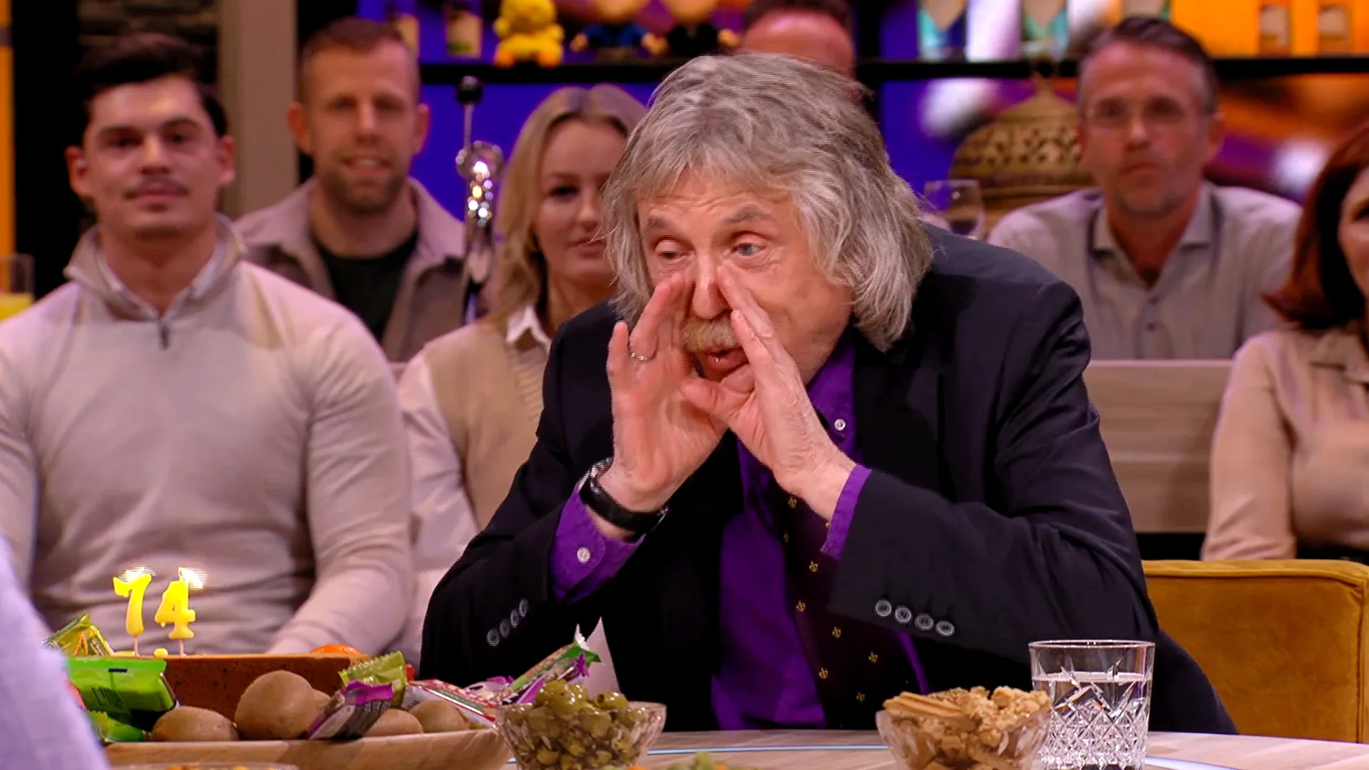 ZIEN: Verjaardagkaarsjes Johan Derksen uitgeblazen door tafelgasten: 'Wat doen jullie nou zeg?'