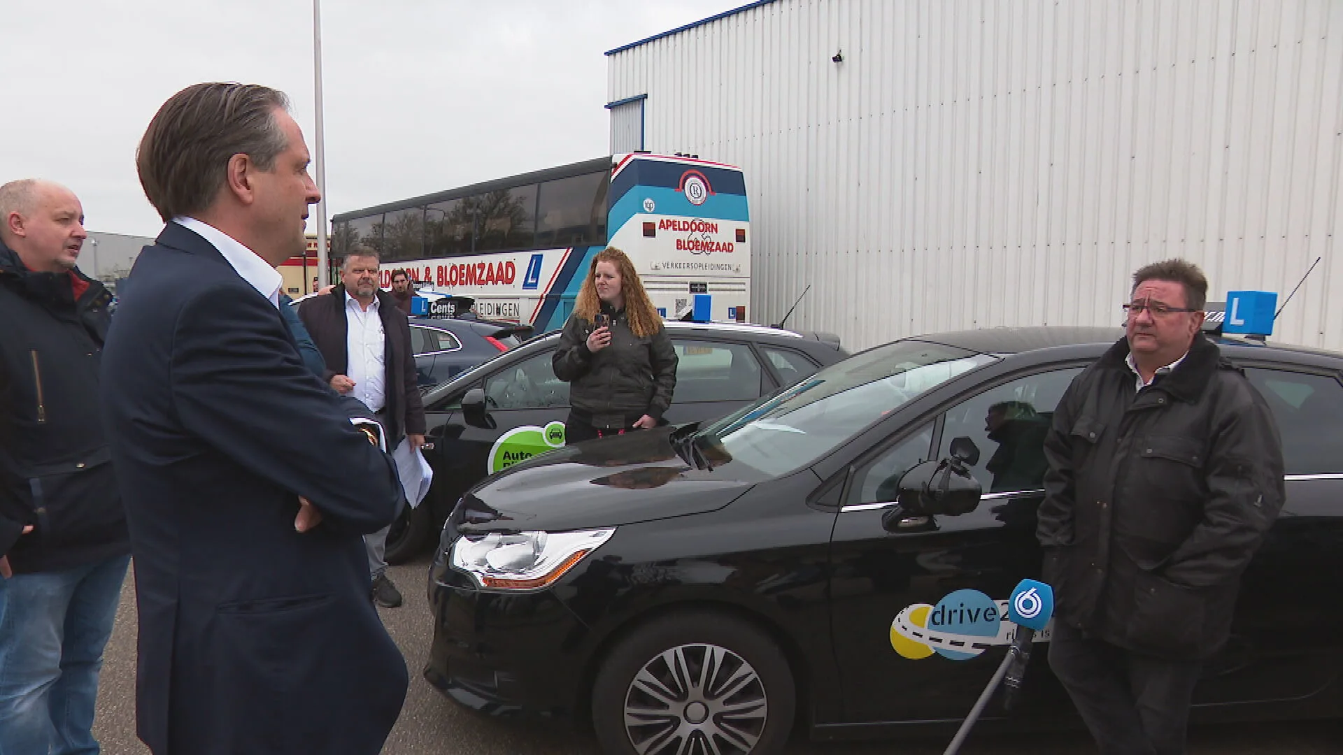 Rijschoolhouders zijn boos om CBR-standje en willen uitleg van directeur Pechtold