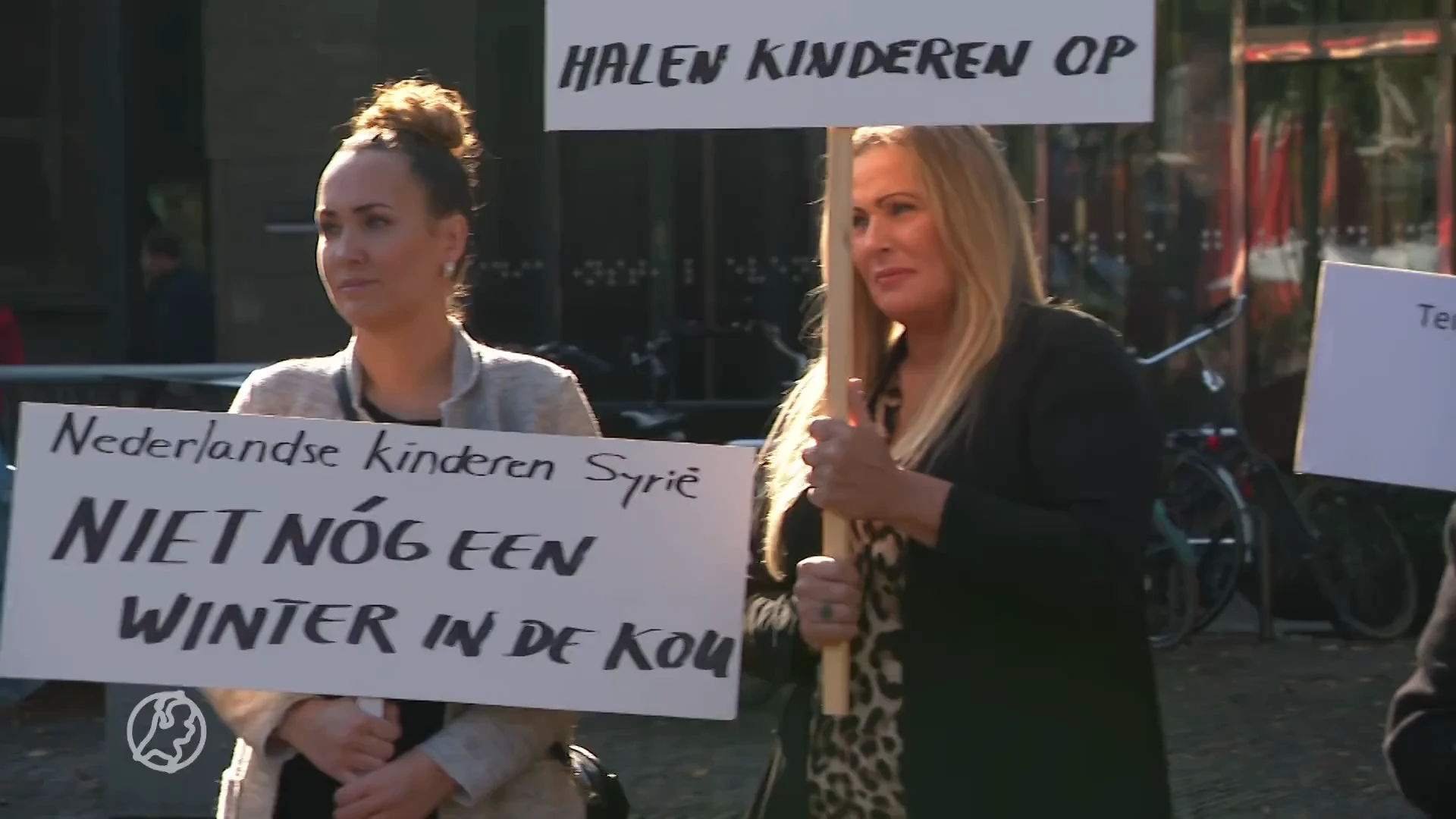 Familieleden IS-vrouwen en kinderen in protest: 'Haal ze thuis voor de kerst'