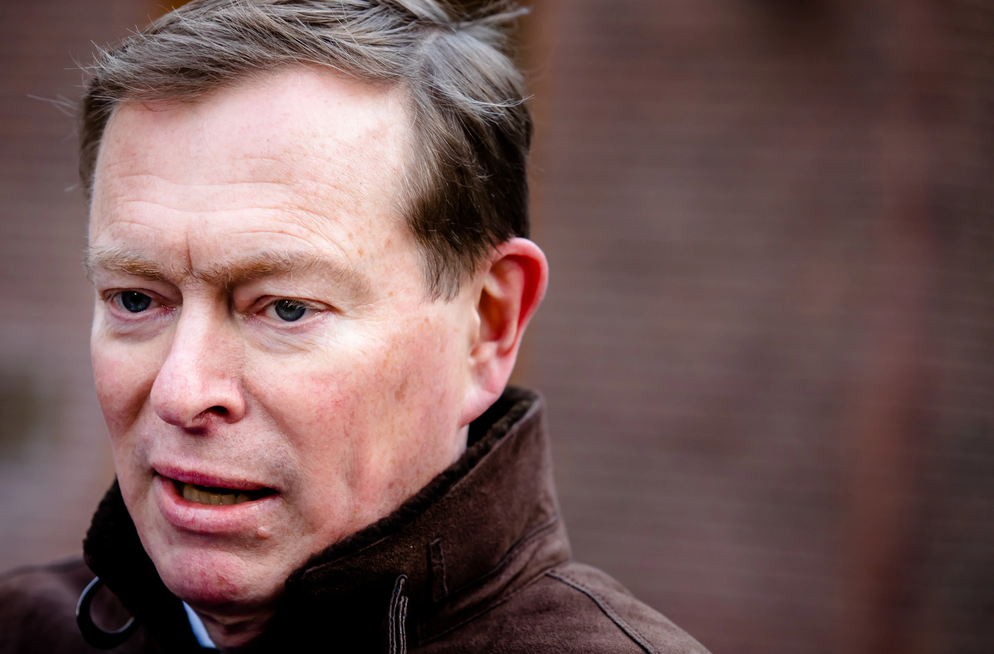 Minister Bruins belt met mensen in quarantaine 'om te horen hoe het gaat'