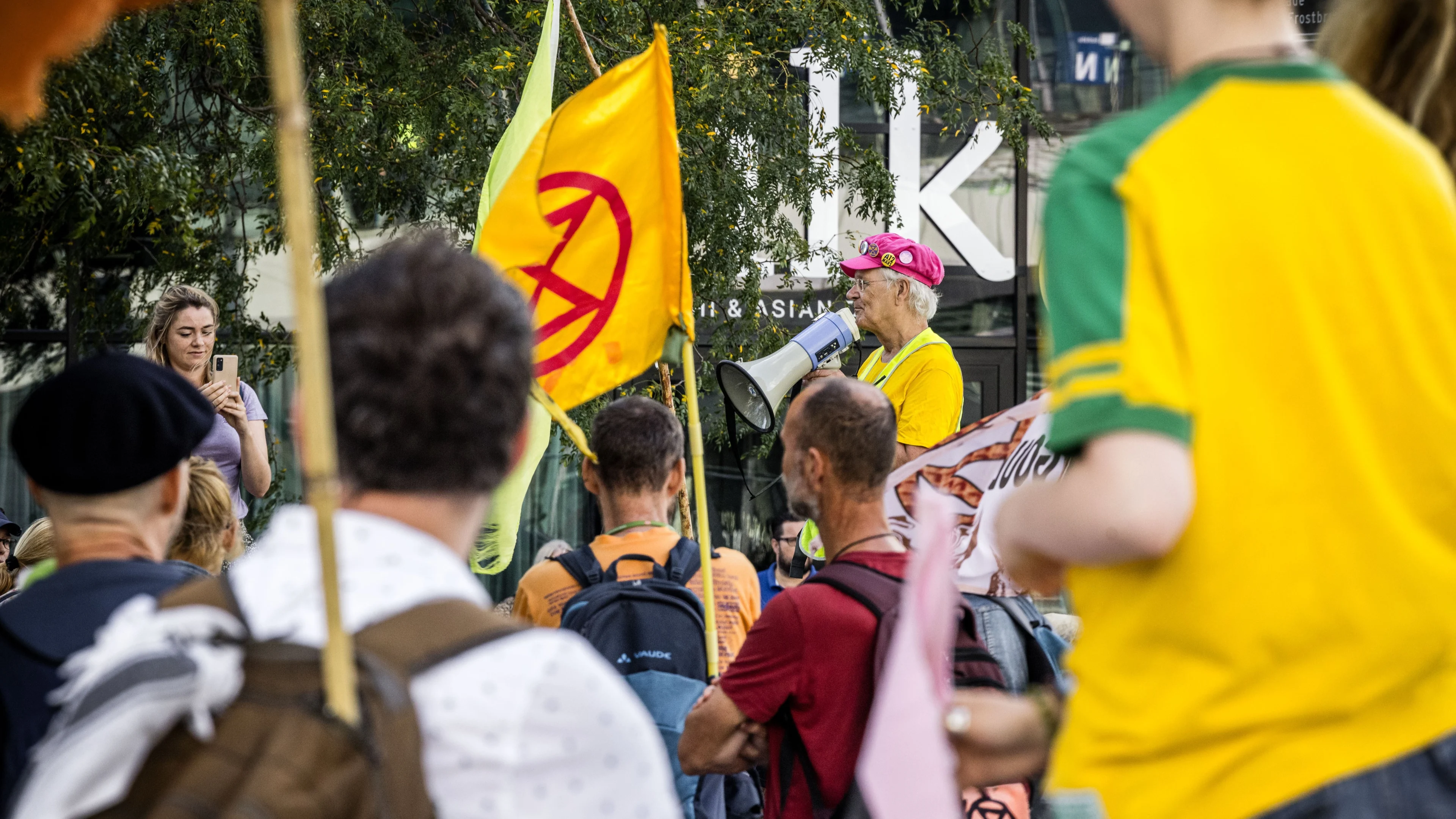 Gemeenten blijven waakzaam voor XR-actie met boterzuur, ondanks '1 aprilgrap'