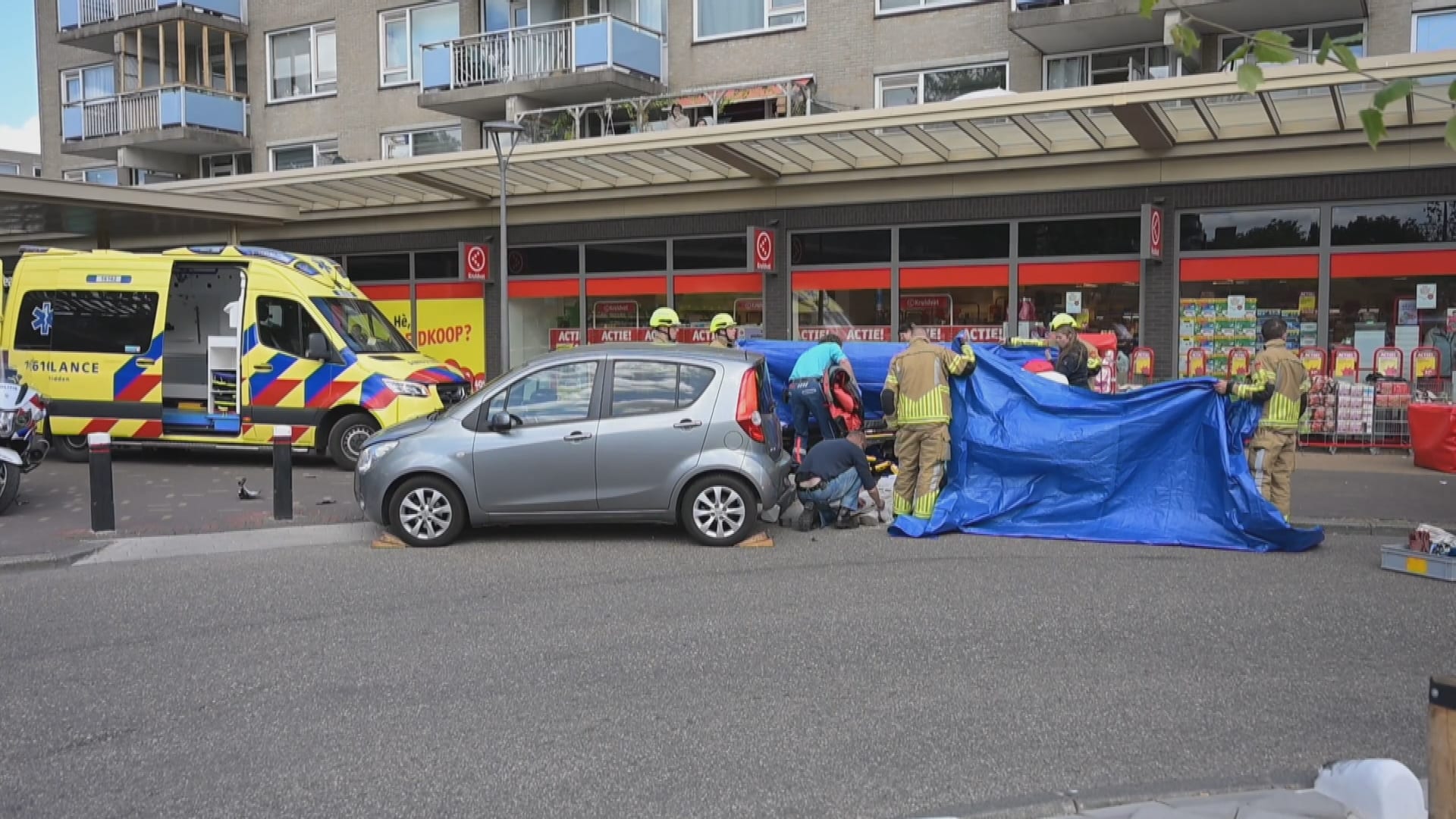 Bestuurster onwel, rijdt dwars over stoep Alphen aan den Rijn: 1 zwaargewonde