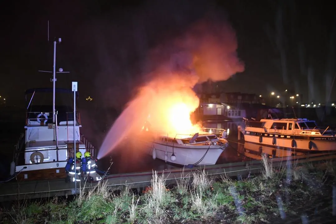 Brand verwoest motorboot in jachthaven Middelburg