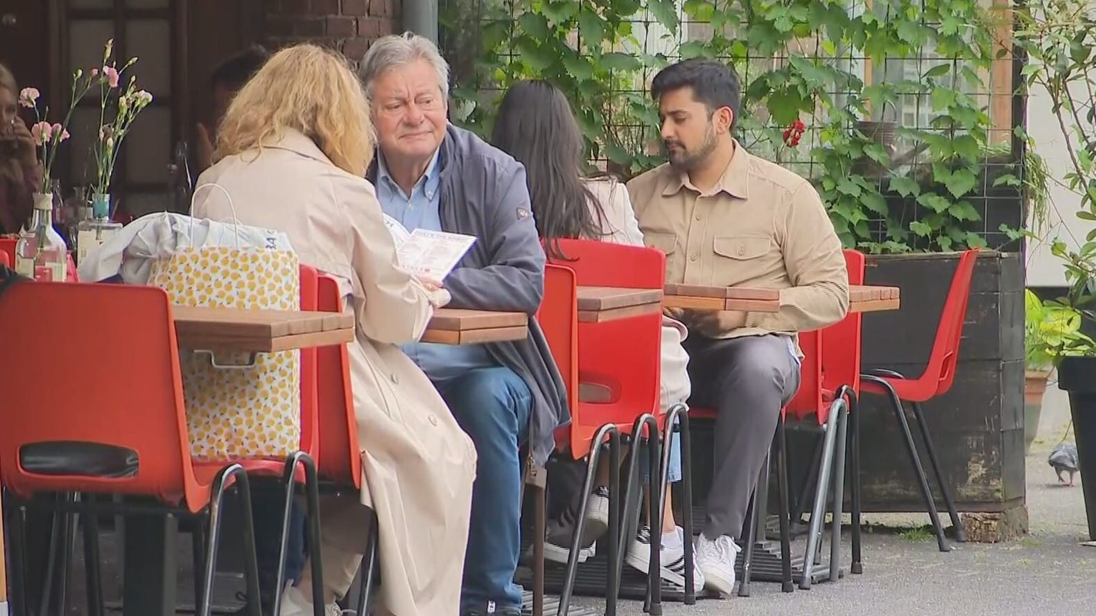 Amsterdamse horeca schrikt zich rot van terrasbelasting: 'Bijna 3 keer zo hoog' 