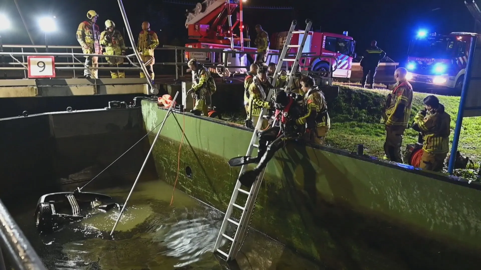 Auto belandt op zijn kop in sluis, inzittende overleden