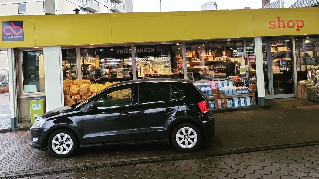 Benzinedief gooit dieselauto vol met benzine en komt niet verder dan een paar meter