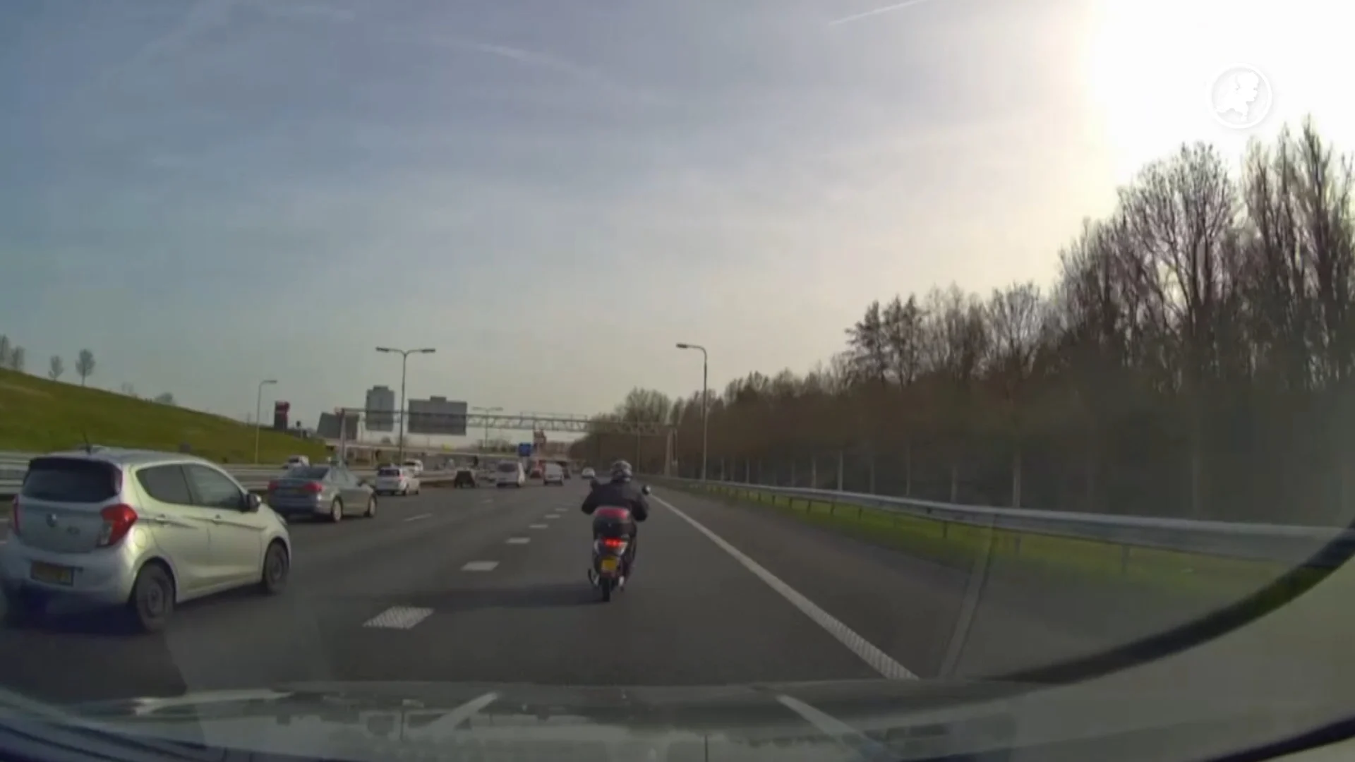 ZIEN: Scooterrijder zorgt voor gevaar op A13, rijdt tussen auto’s op snelweg
