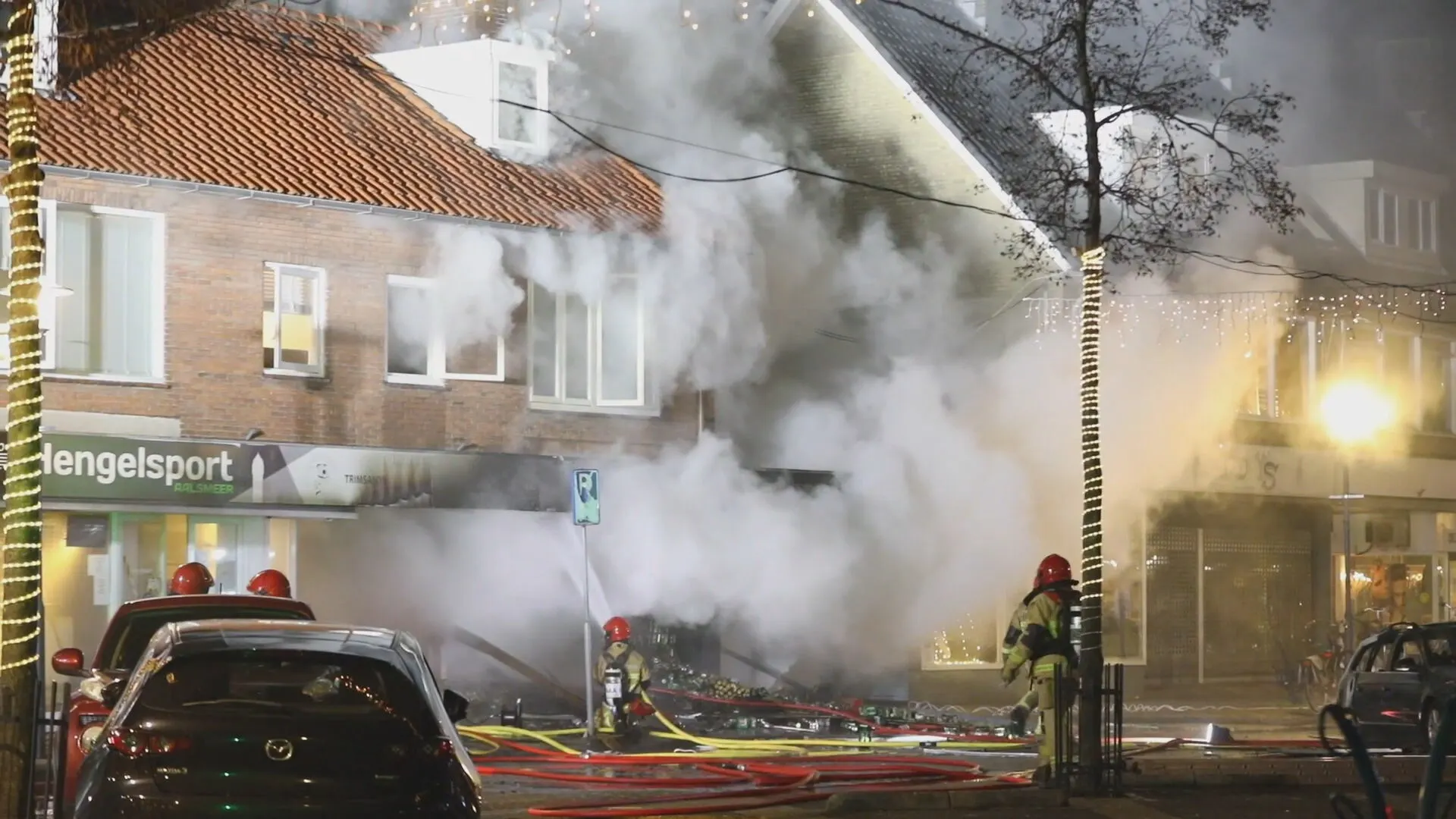 Brand en explosie verwoesten Poolse supermarkten in Aalsmeer en Heeswijk-Dinther: 'Hele zaak stond in de fik'