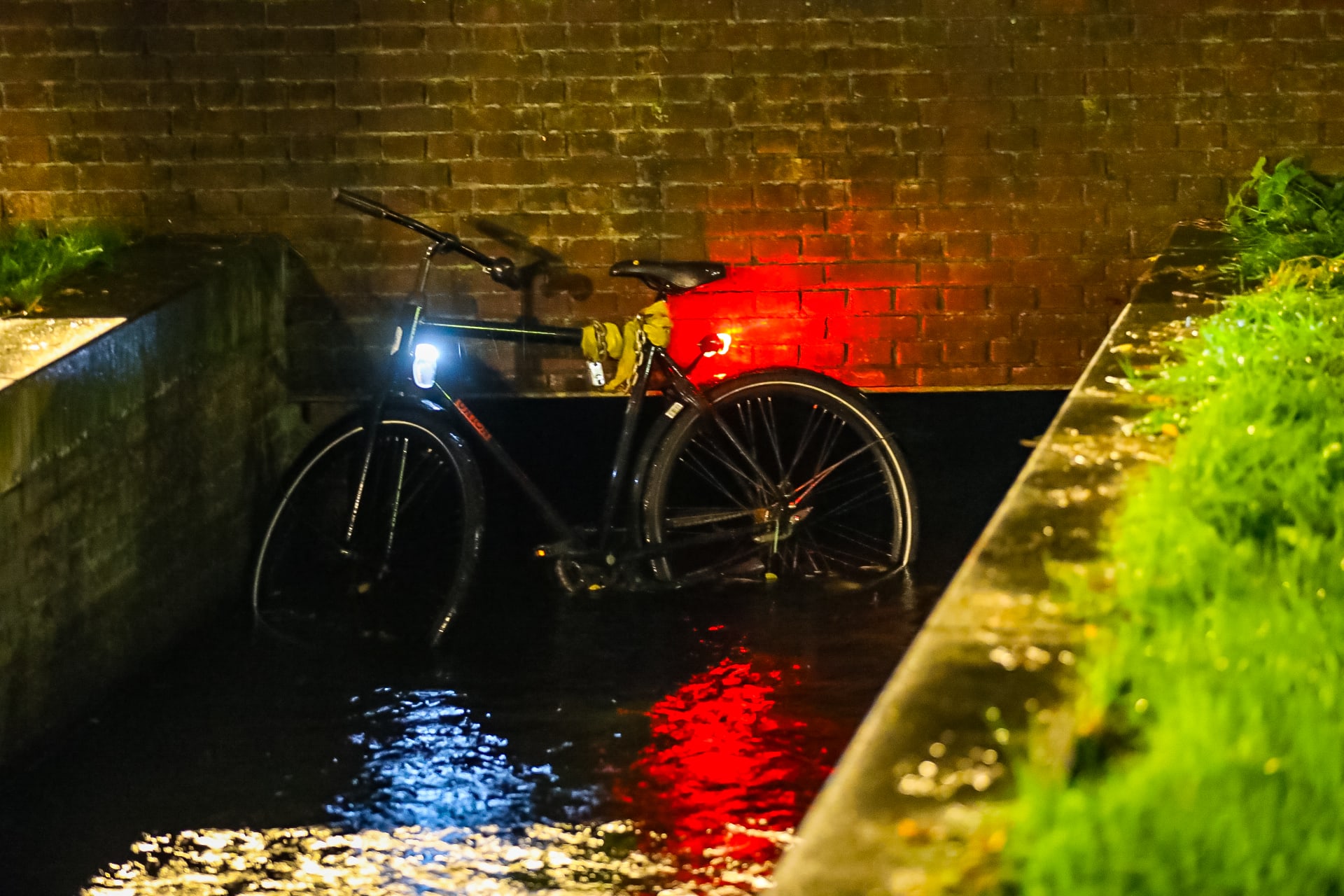 Fietser (52) overleden na val in het water in centrum van Apeldoorn