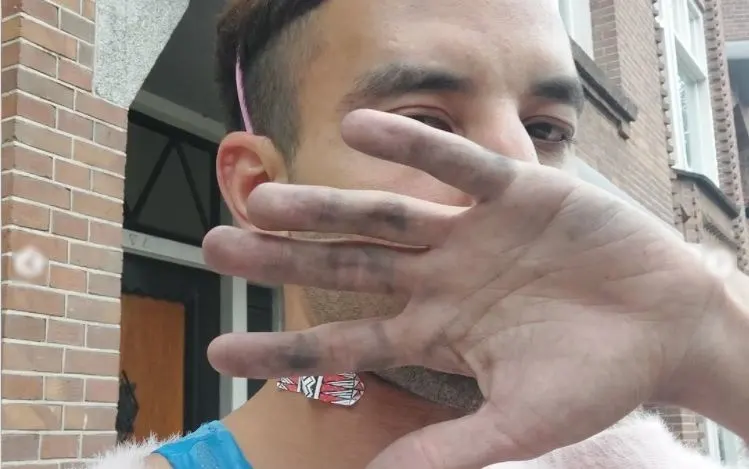 Transvrouw op straat in Amsterdam van fiets geduwd en aangevallen: 'Ik huilde, maar niemand hielp'