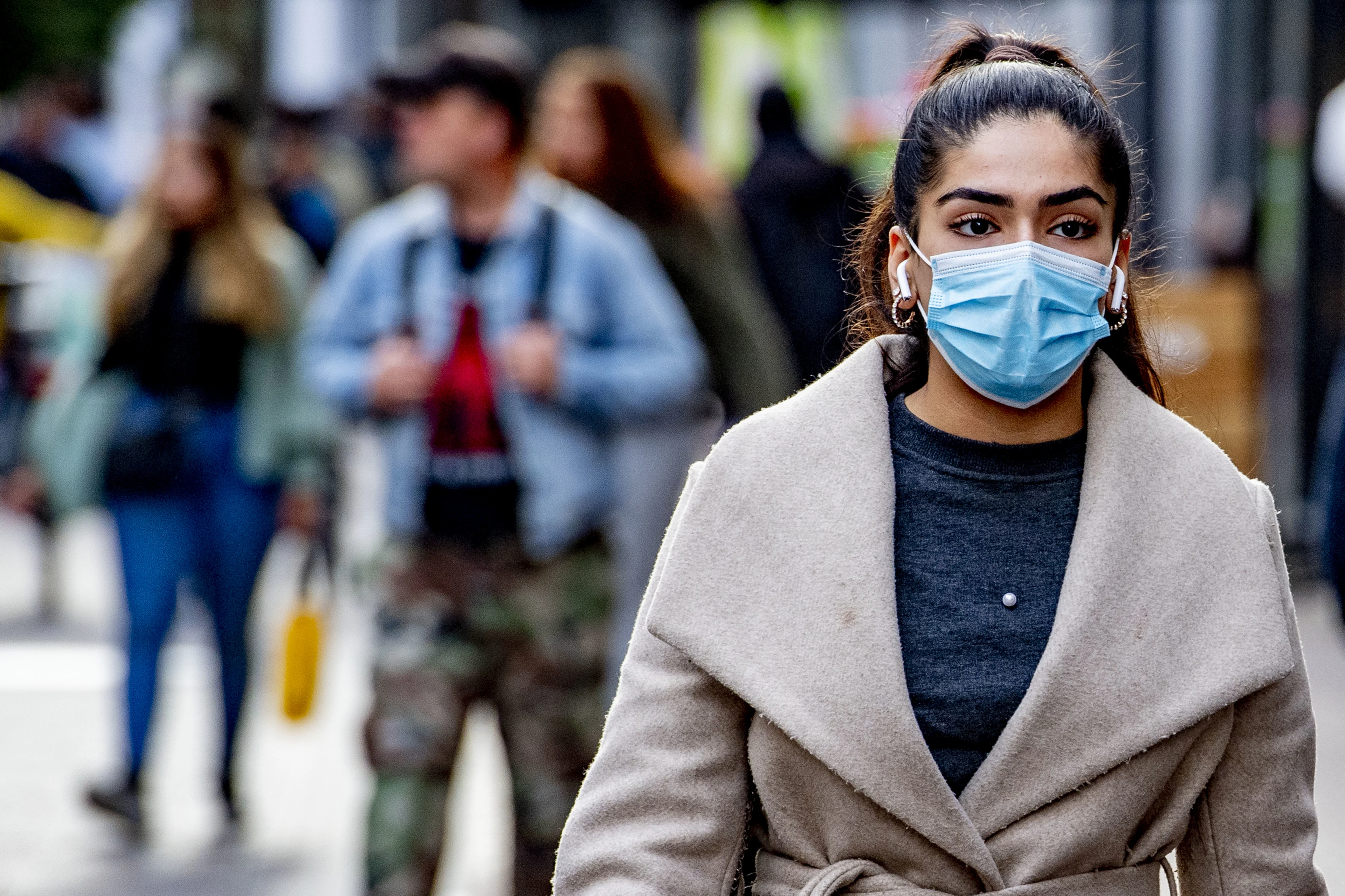 Verplichte mondkapjes in winkels? Ja, vindt 70 procent van de Nederlanders
