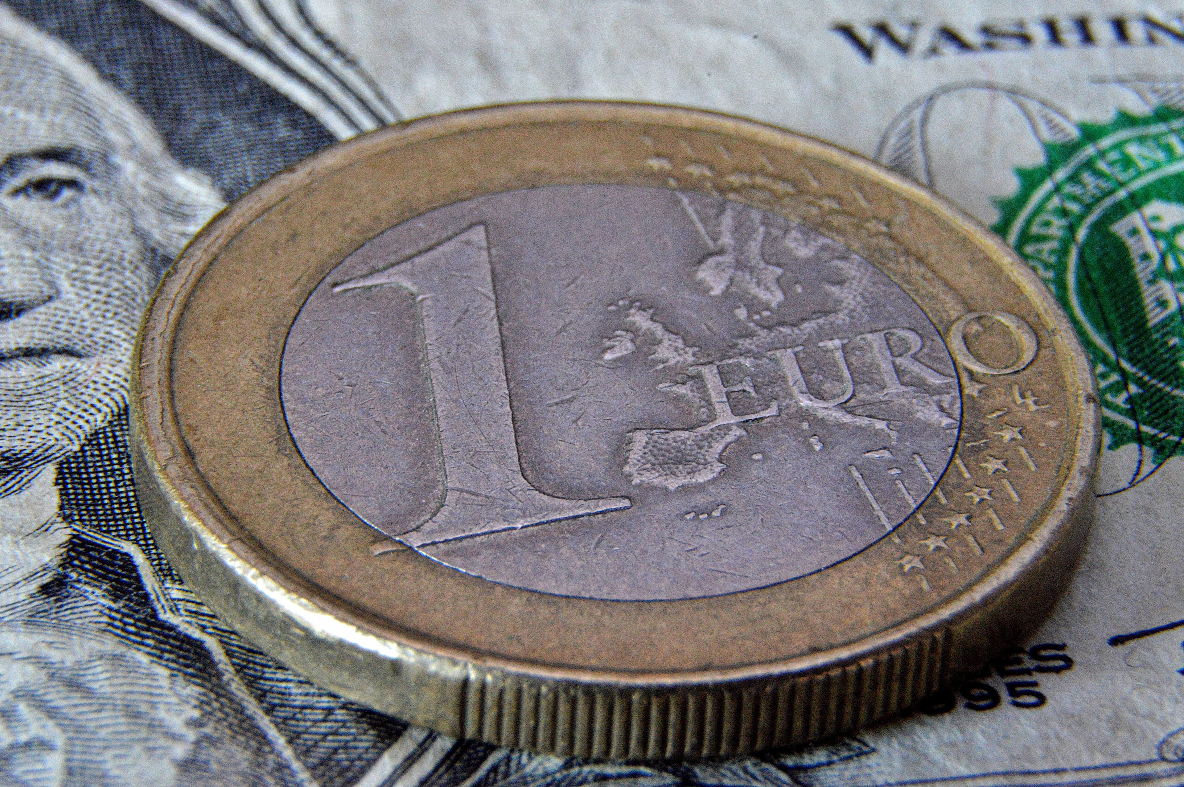 Waarde euro daalt: 1 euro net zoveel waard als 1 dollar