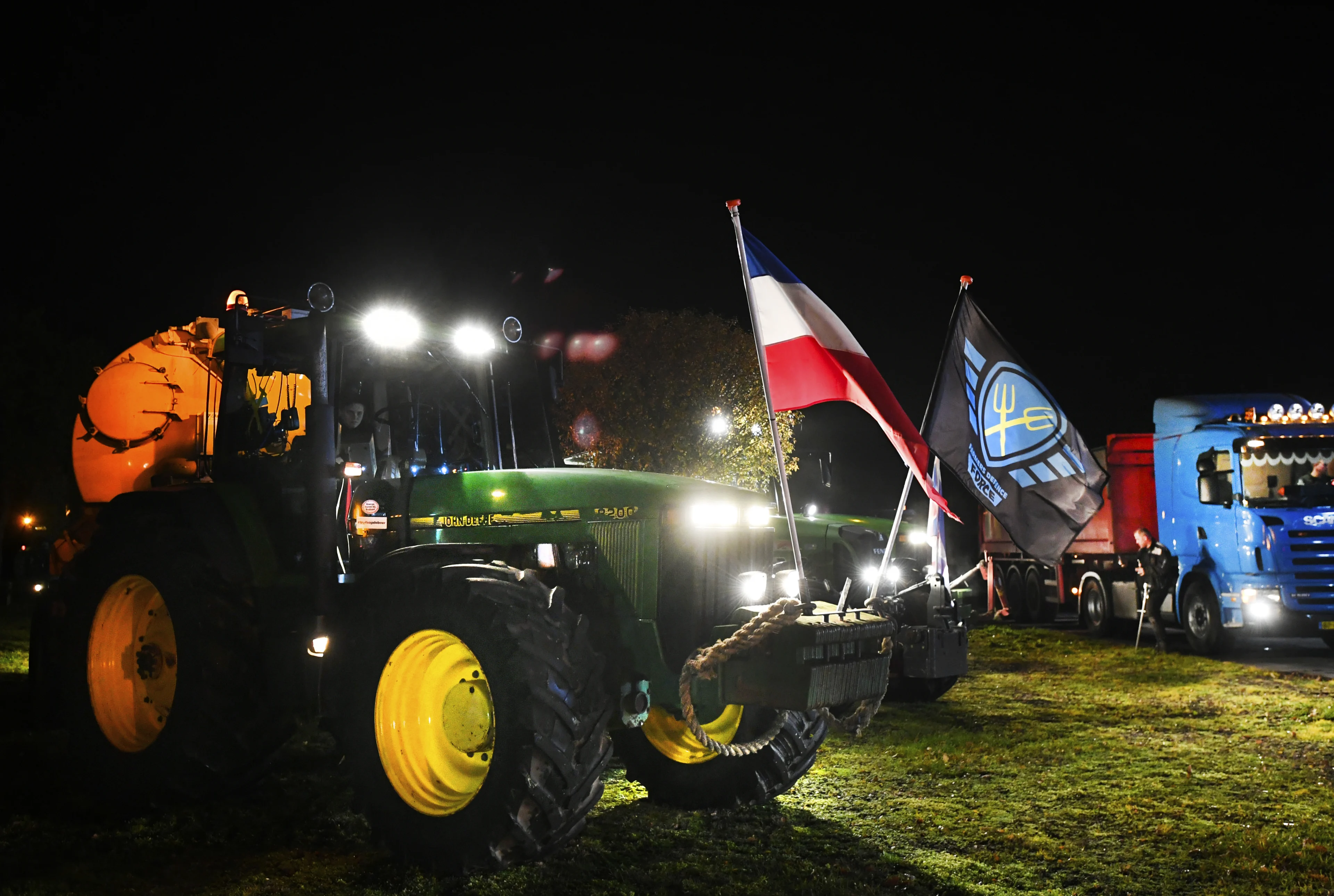 Honderden boeren in Den Haag voor trekkerdefilé, weg afgesloten