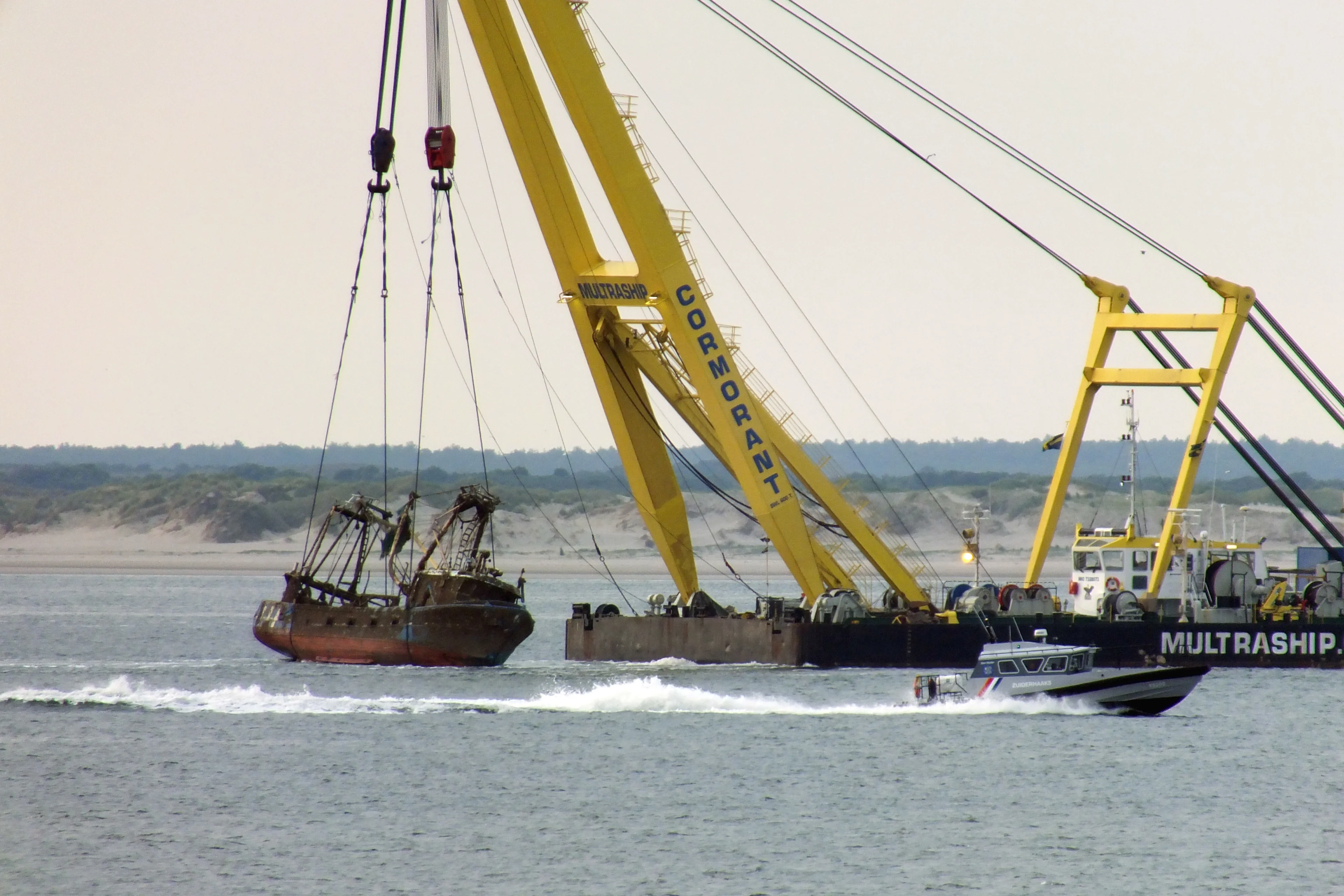 Gezonken Urker viskotter 'Lummetje' na maanden boven water gehaald