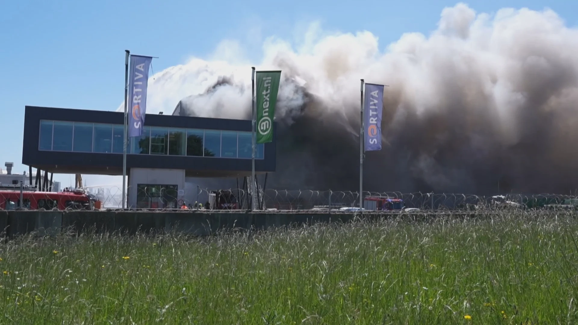 Blussen grote brand bij afvalverwerker Vlaardingen gaat nog uren duren