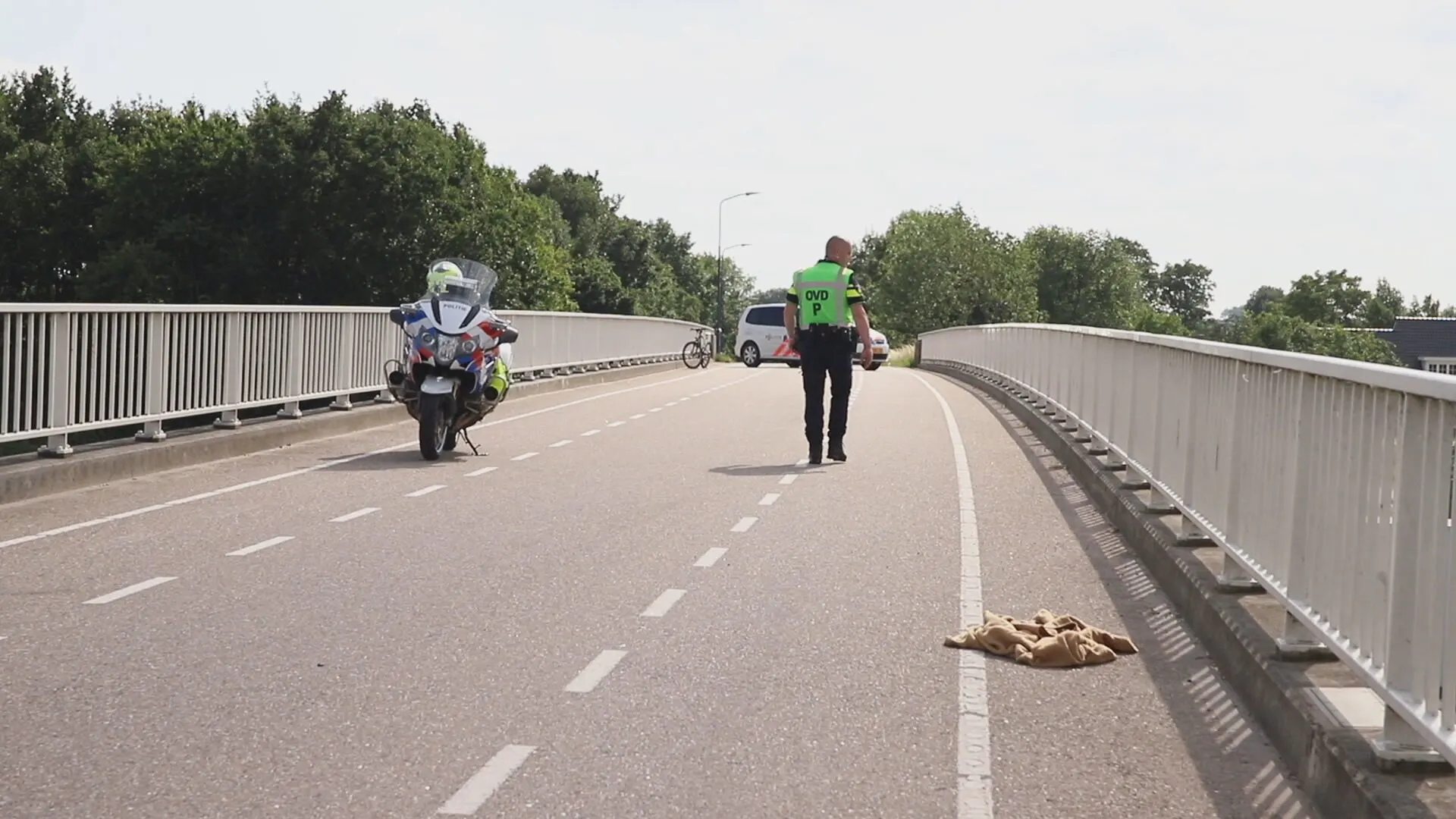 Kind aangereden op snelwegviaduct A2 bij Waardenburg 