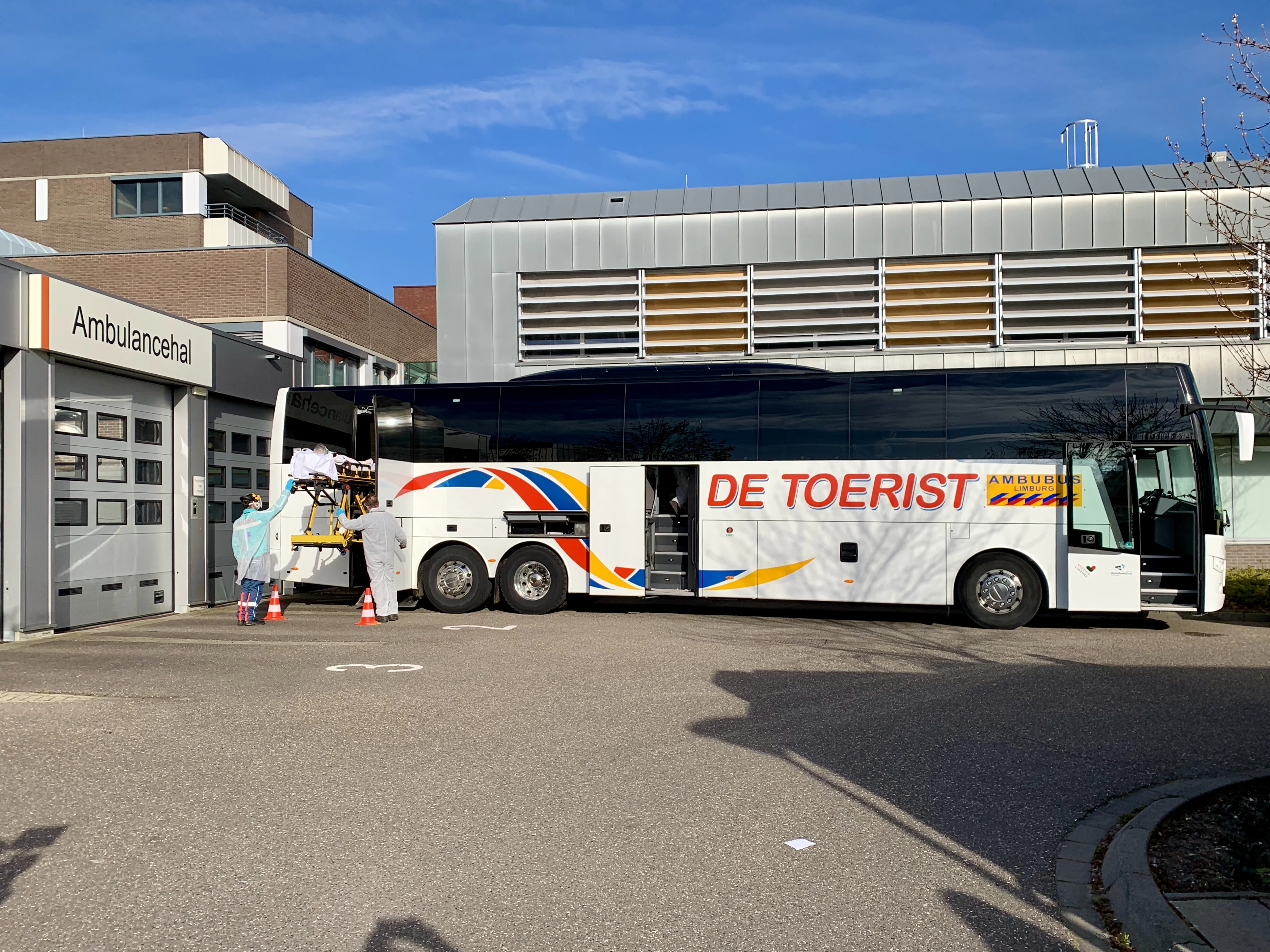 Deze speciale ambulancebus vervoert zes coronapatiënten tegelijk