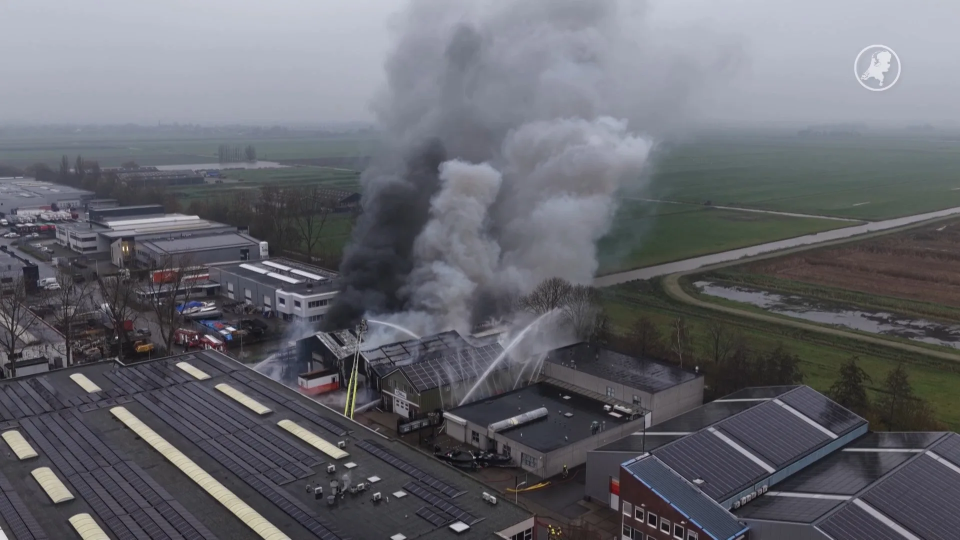 Zeer grote brand in Nieuwkoop: brandweer waarschuwt voor rook