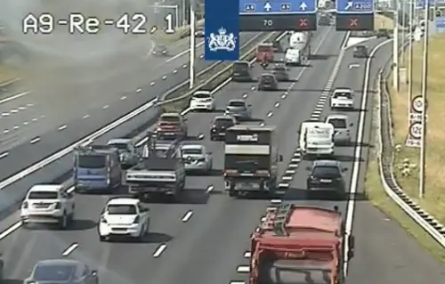 ZIEN: Vrachtwagen valt stil op snelweg, auto's scheuren gevaarlijk langs