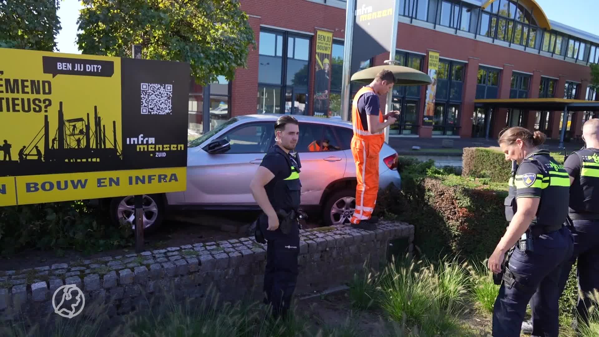 Oudere man scheurt met 50 km/u dwars door wasstraat