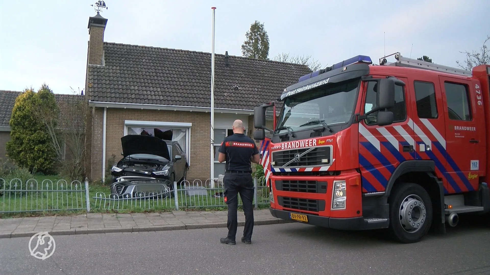 Auto rijdt tegen gevel van woning in Heinkenszand