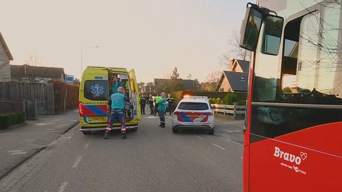 Man stapt bus uit en wordt aangereden door inhalende automobilist