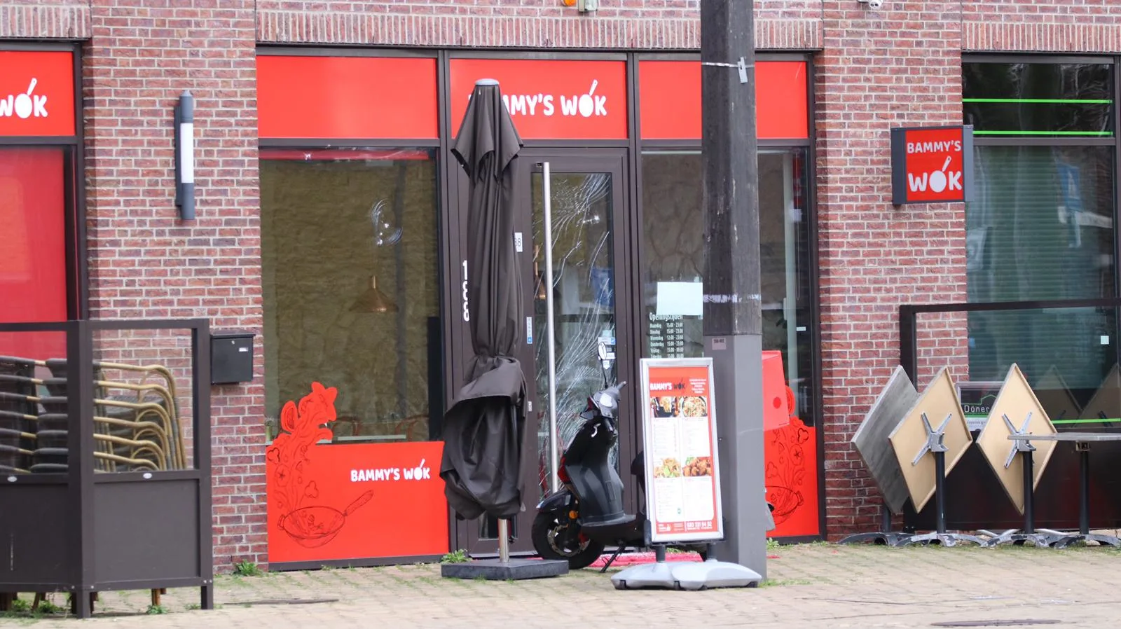 EOD onderzoekt handgranaat bij Bammy's wok in Diemen