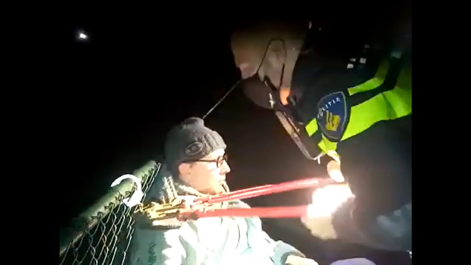 Politie arresteert vastgeketende Sven op Sinterklaasavond: 'Was de eerste keer dat ik het vierde'