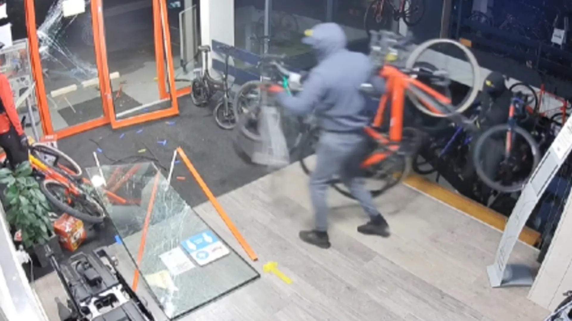 Politie deelt beelden van dieven die 21 racefietsen meenamen uit winkel Rijssen