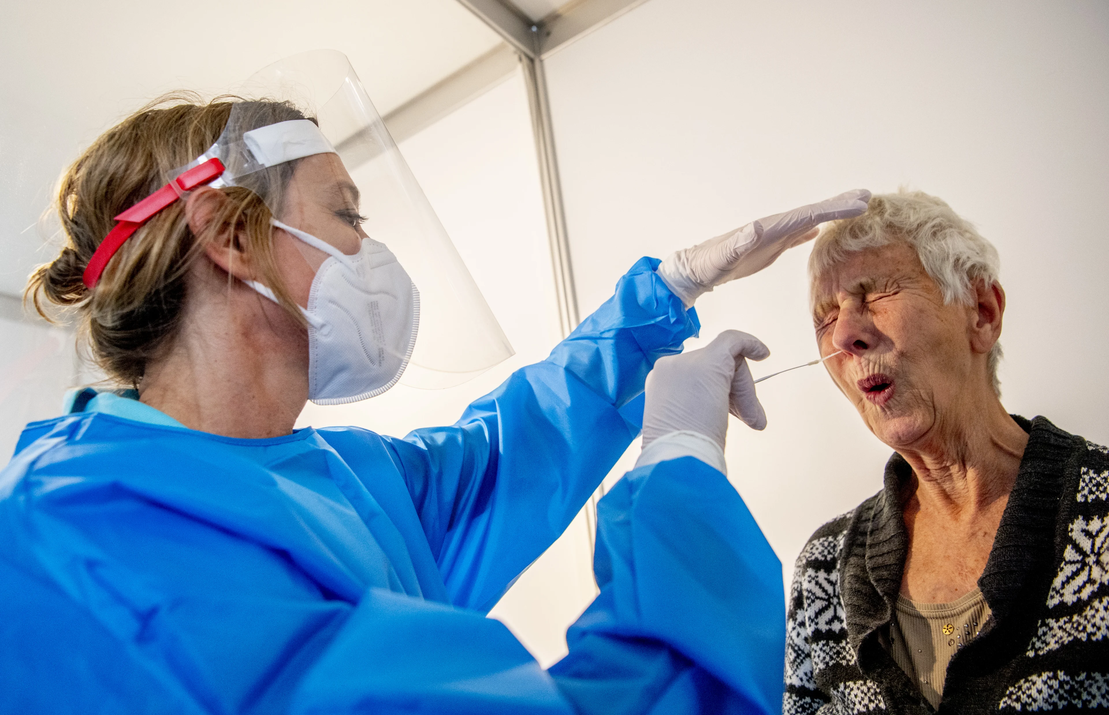 Weekgemiddelde aantal coronagevallen stijgt naar een nieuw record