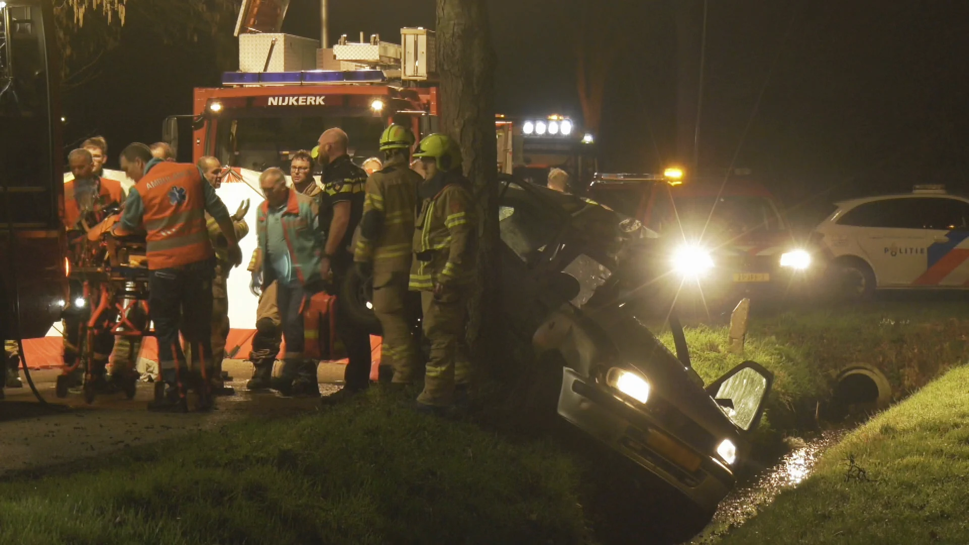 Bestuurder (18) raakt ernstig gewond na botsing tegen boom in Nijkerk