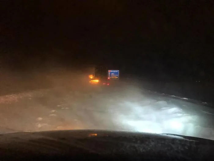 A7 afgesloten wegens sneeuwduinen: Rijkswaterstaat probeert weg vrij te maken