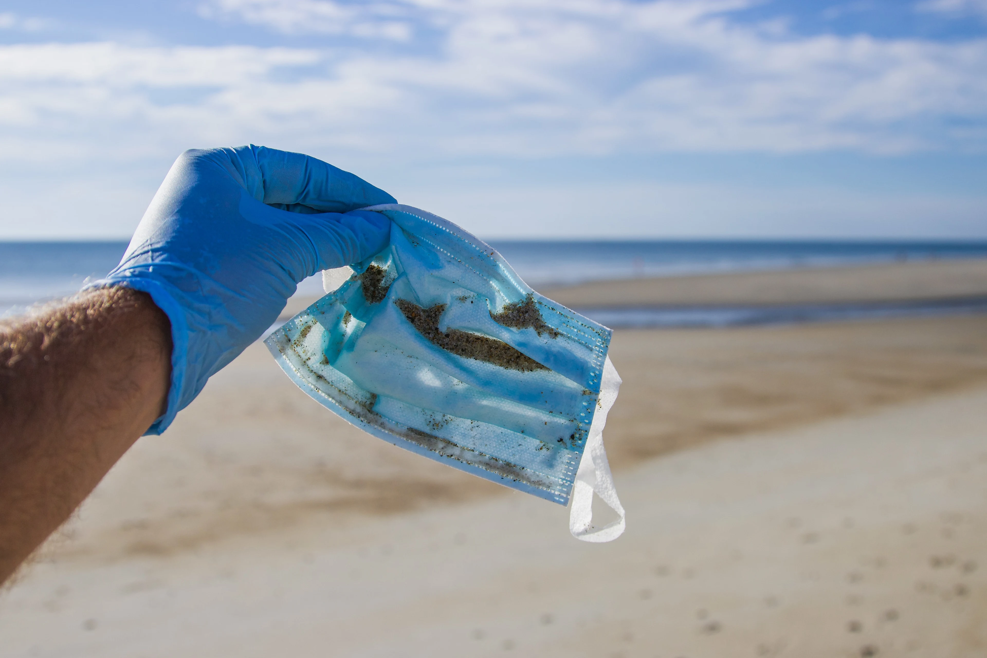 Veel mondkapjes op stranden gevonden bij schoonmaakactie