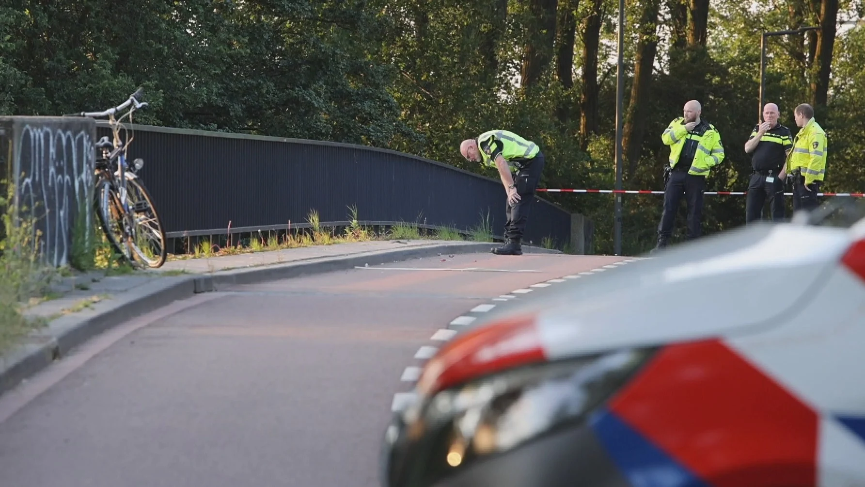 Auto schept fietser en rijdt door, man (63) blijft zwaargewond achter