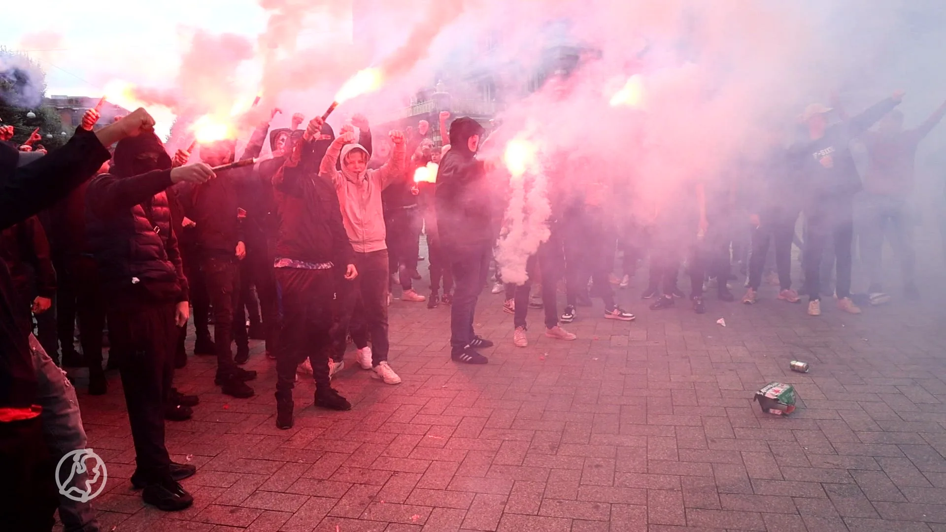 Ajax-supporters demonsteren tegen politiestakingen, mobiele eenheid ingezet