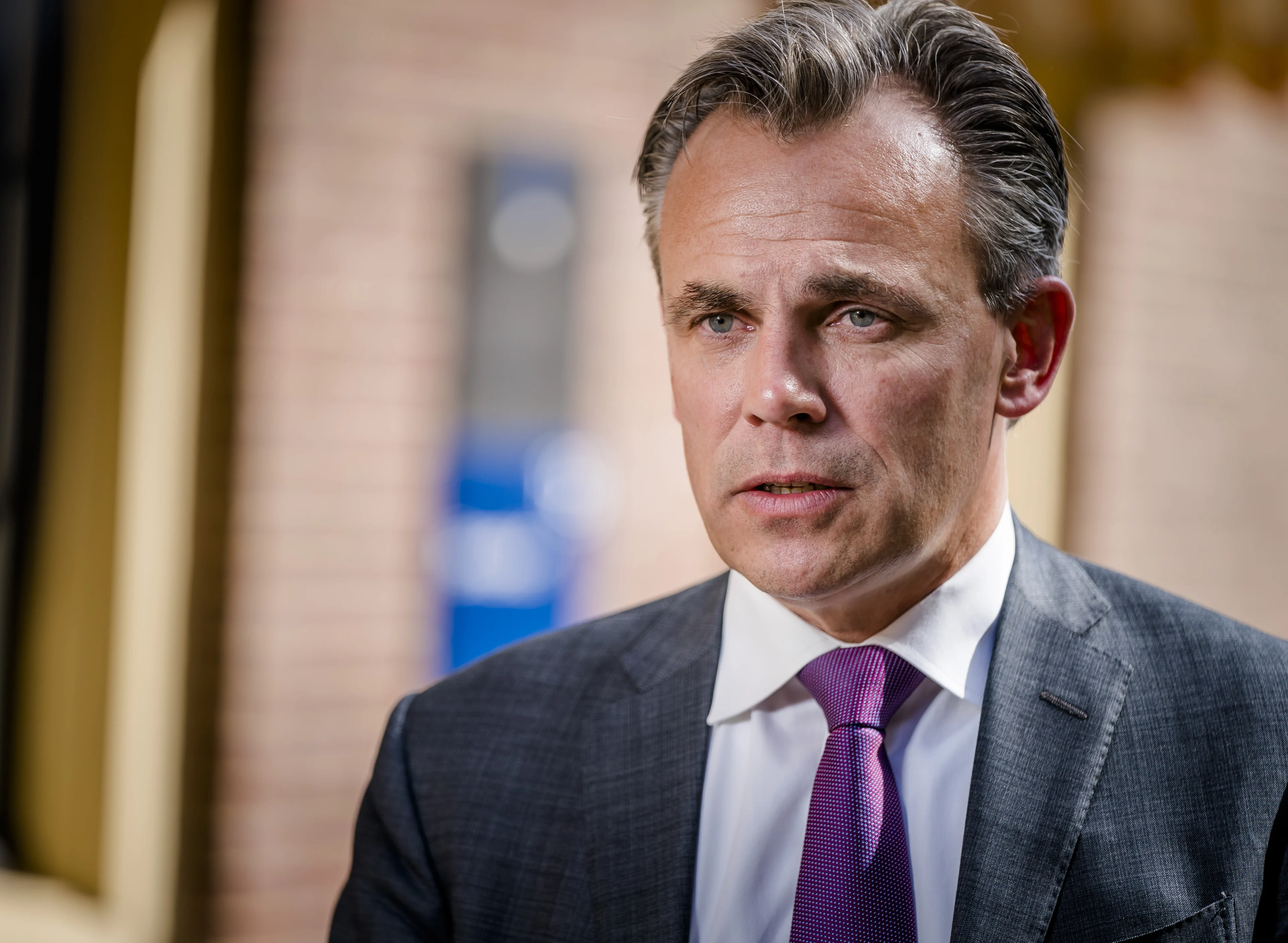 Minister Harbers definieert schrappen vluchten als noodzakelijk kwaad: 'Anders dreigt zomerchaos'