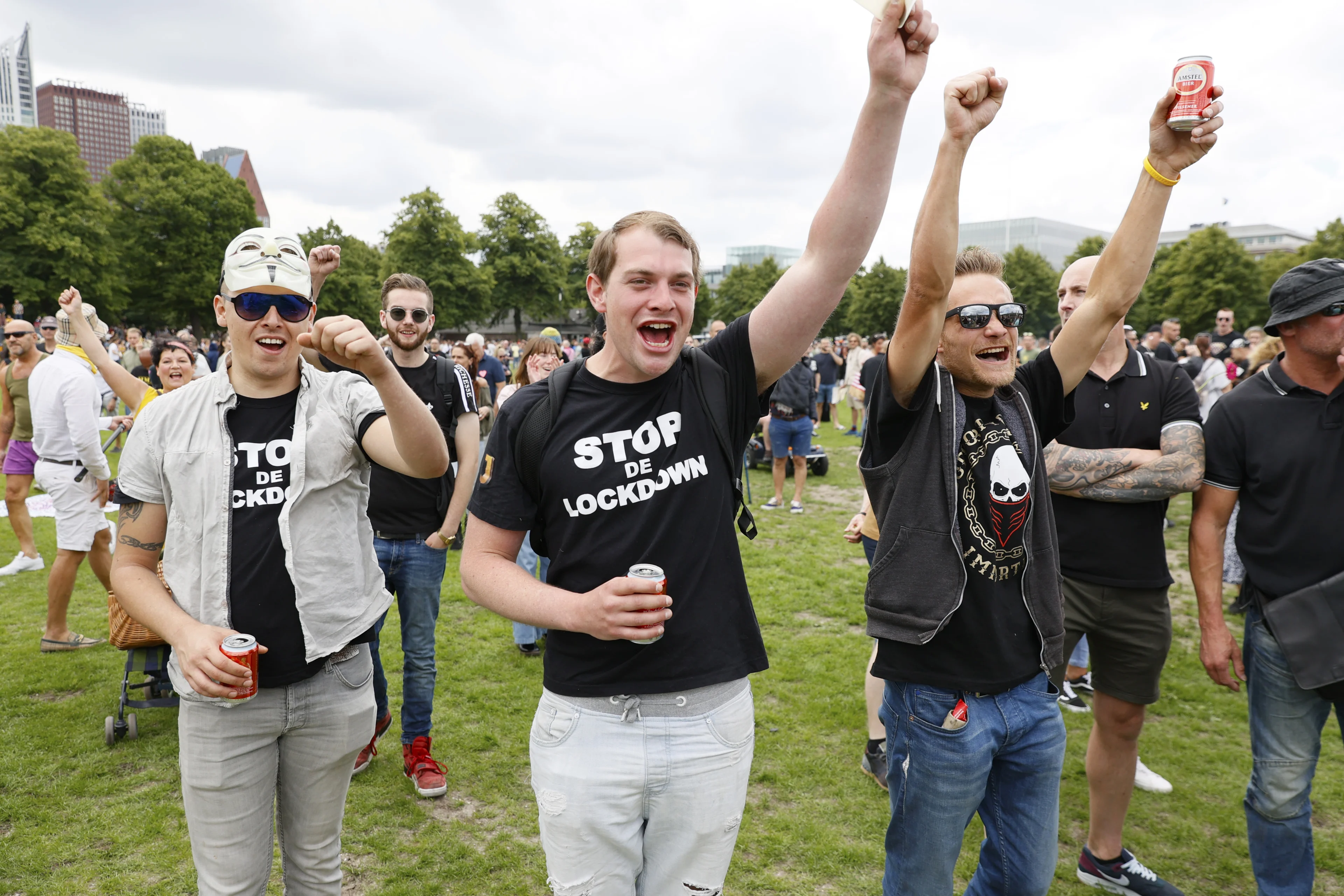 Politie Den Haag heeft handen vol aan betogers coronamaatregelen: 'Sfeer slaat om'