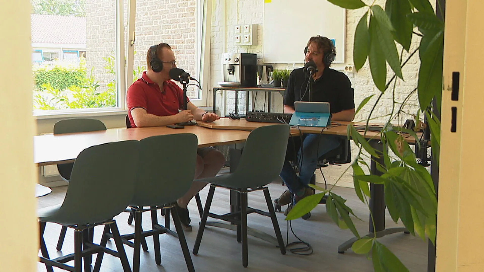 Meesters Rutger en Mark maken podcast: 'Wij willen meer mannen voor de klas!'
