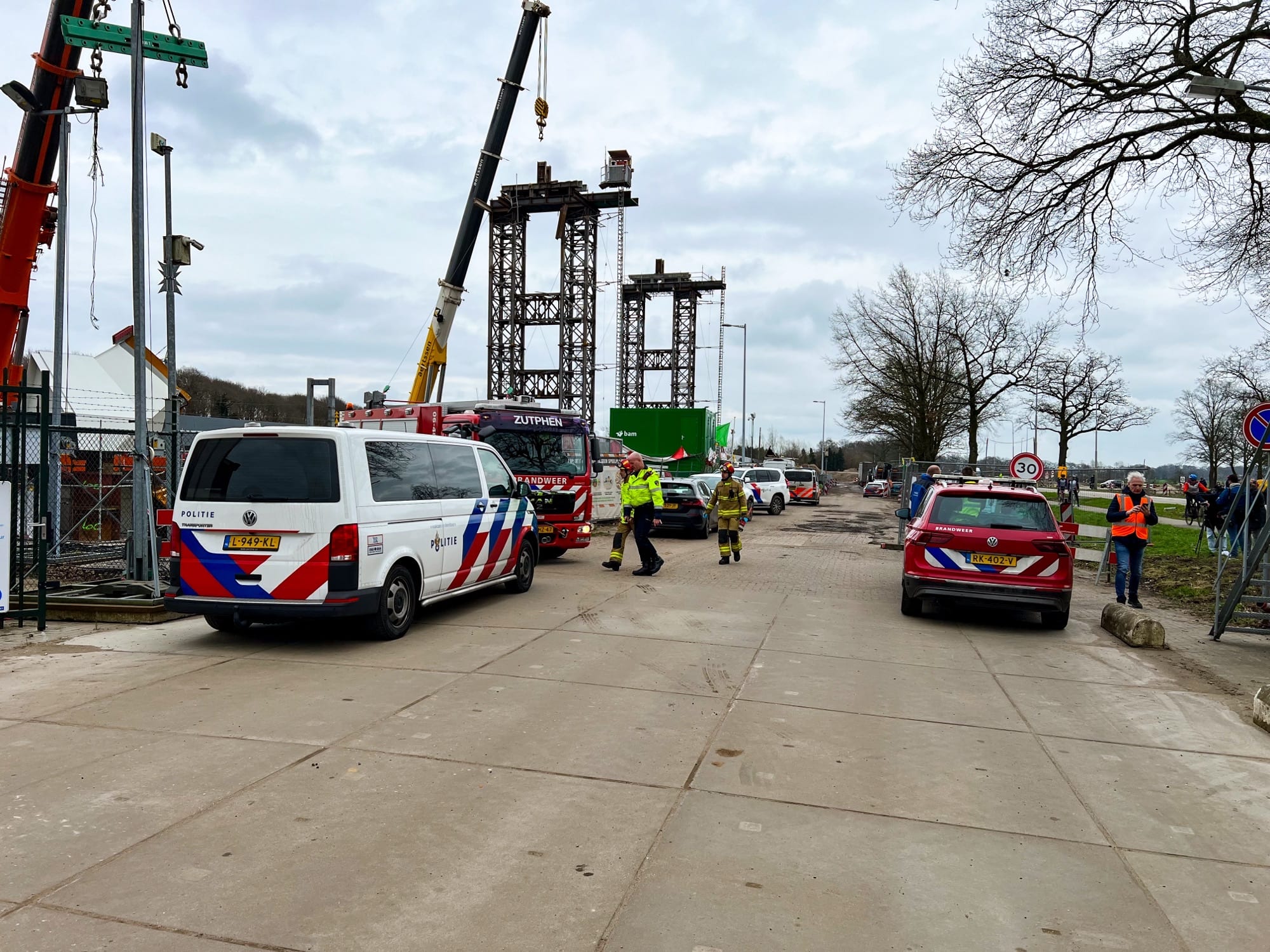 Brug in aanbouw ingestort in Lochem, meerdere gewonden en slachtoffers bekneld
