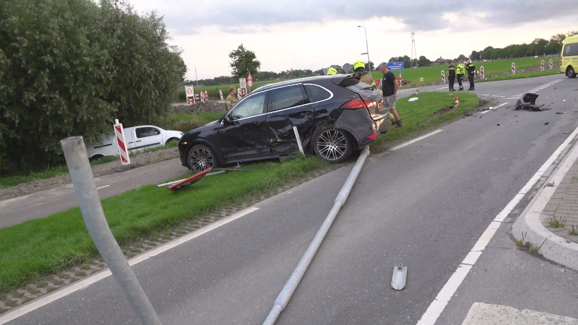 Zes gewonden na botsing tussen bestelwagen en dure auto