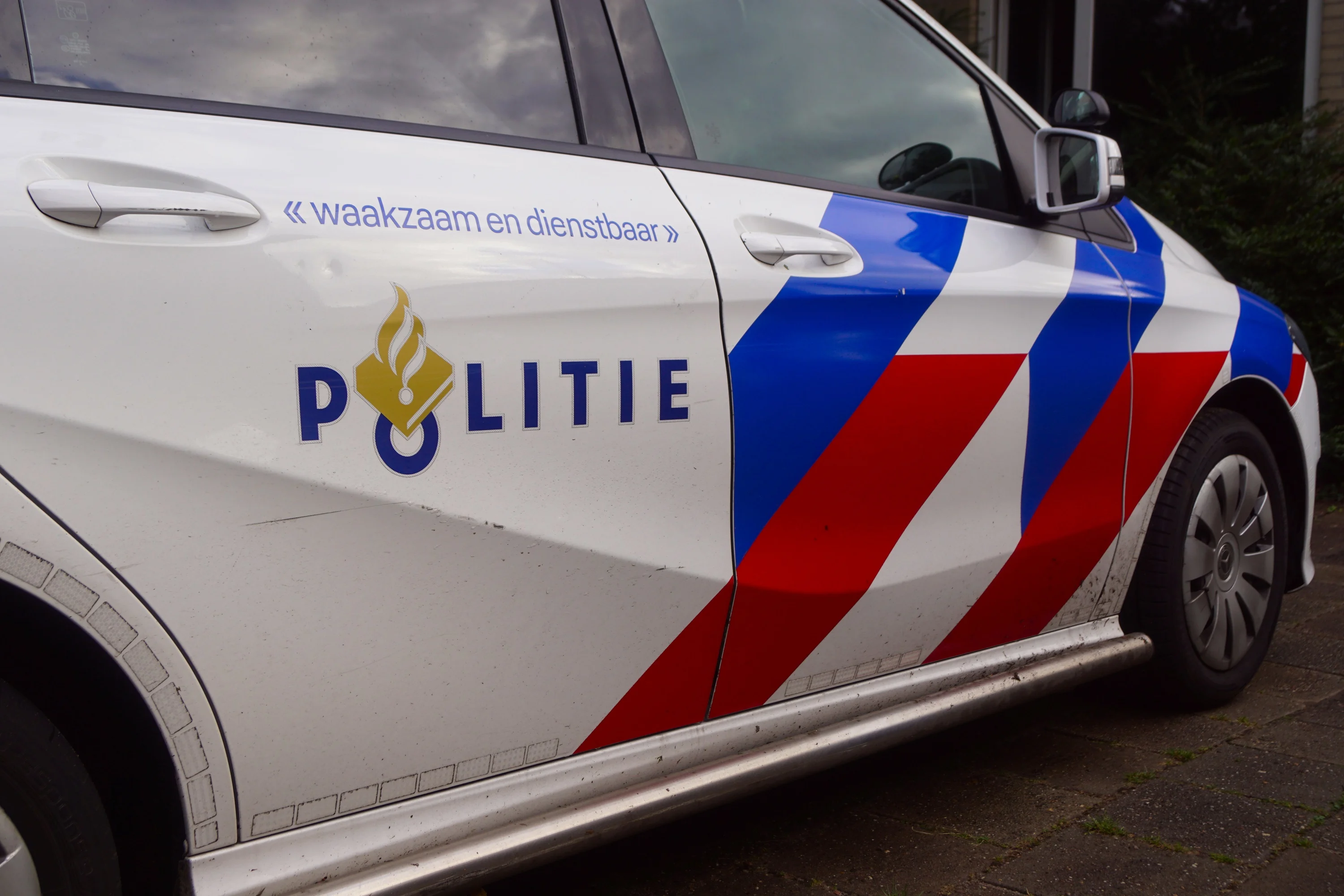 Nepagenten zetten automobilist aan de kant en stelen duizenden euro's