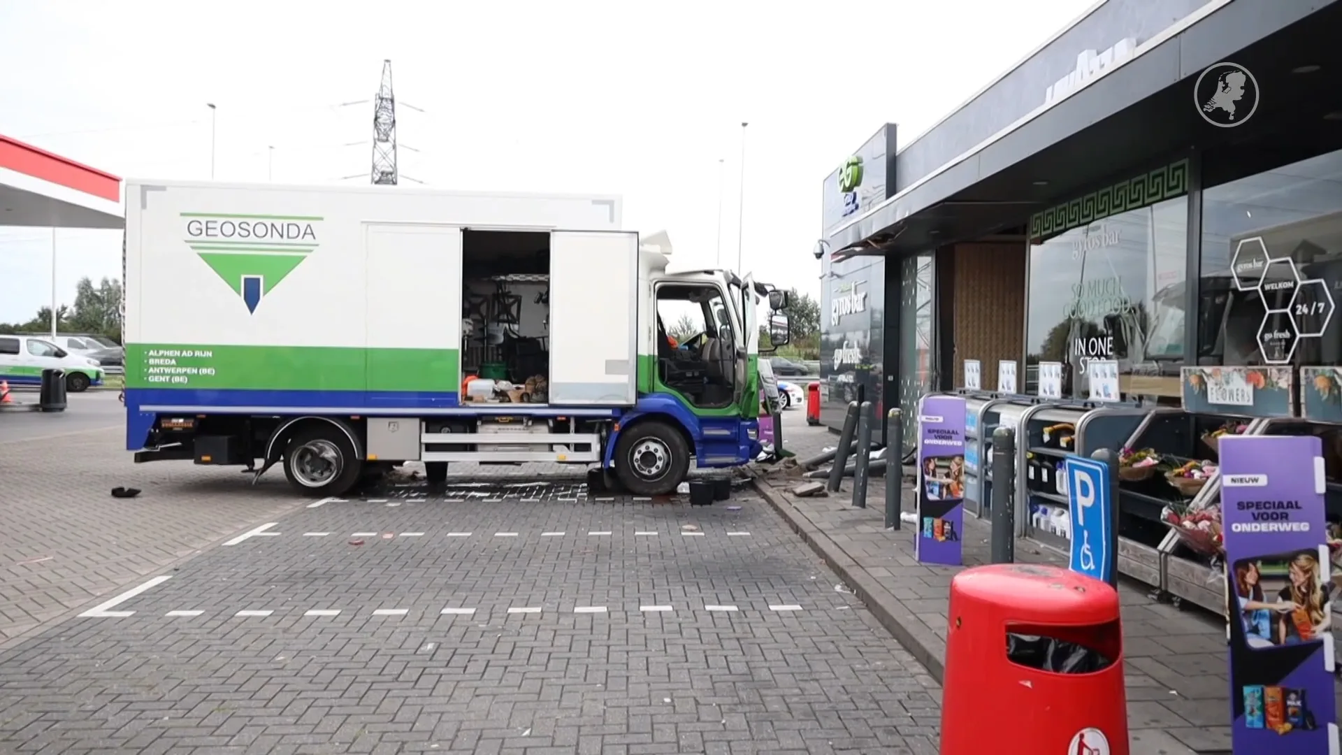 Tankstation Muiden zwaar beschadigd na ongeluk met vrachtwagen