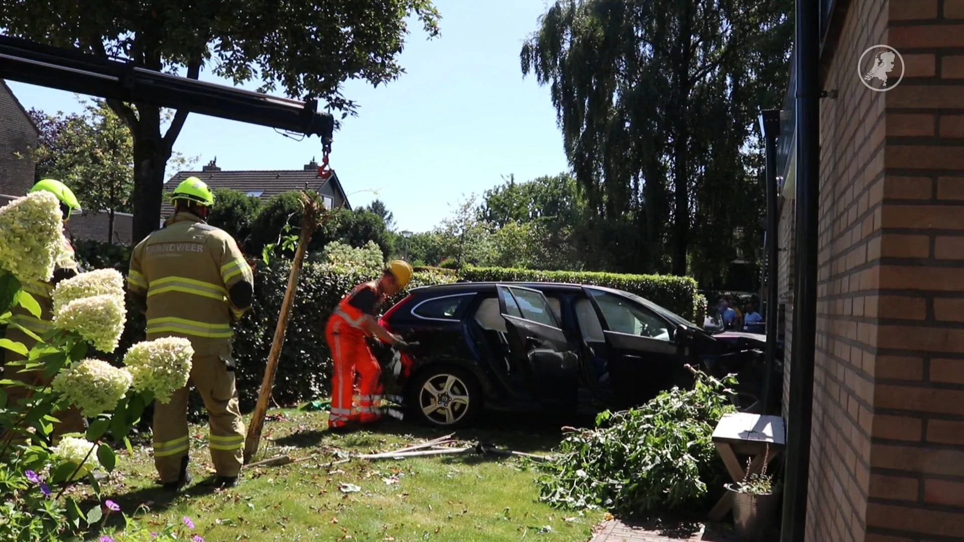 Auto rijdt door muur in Bennekom, grote ravage