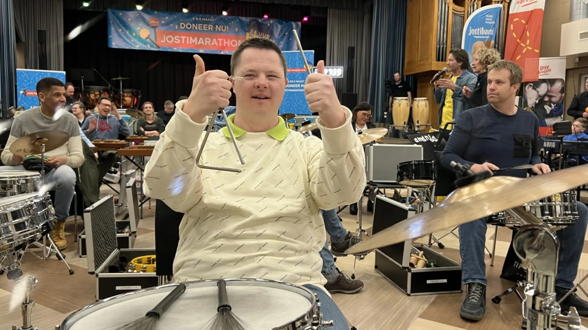 Jostiband 24 uur in actie voor Oekraïne: 'Ik denk dat we héél veel geld ophalen!' 