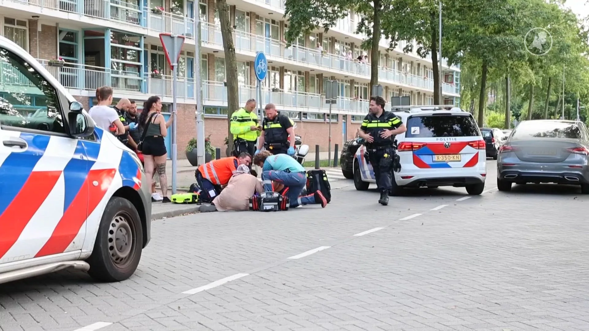 Jong kind in Rotterdam aangereden bij oversteken, raakt zwaargewond 