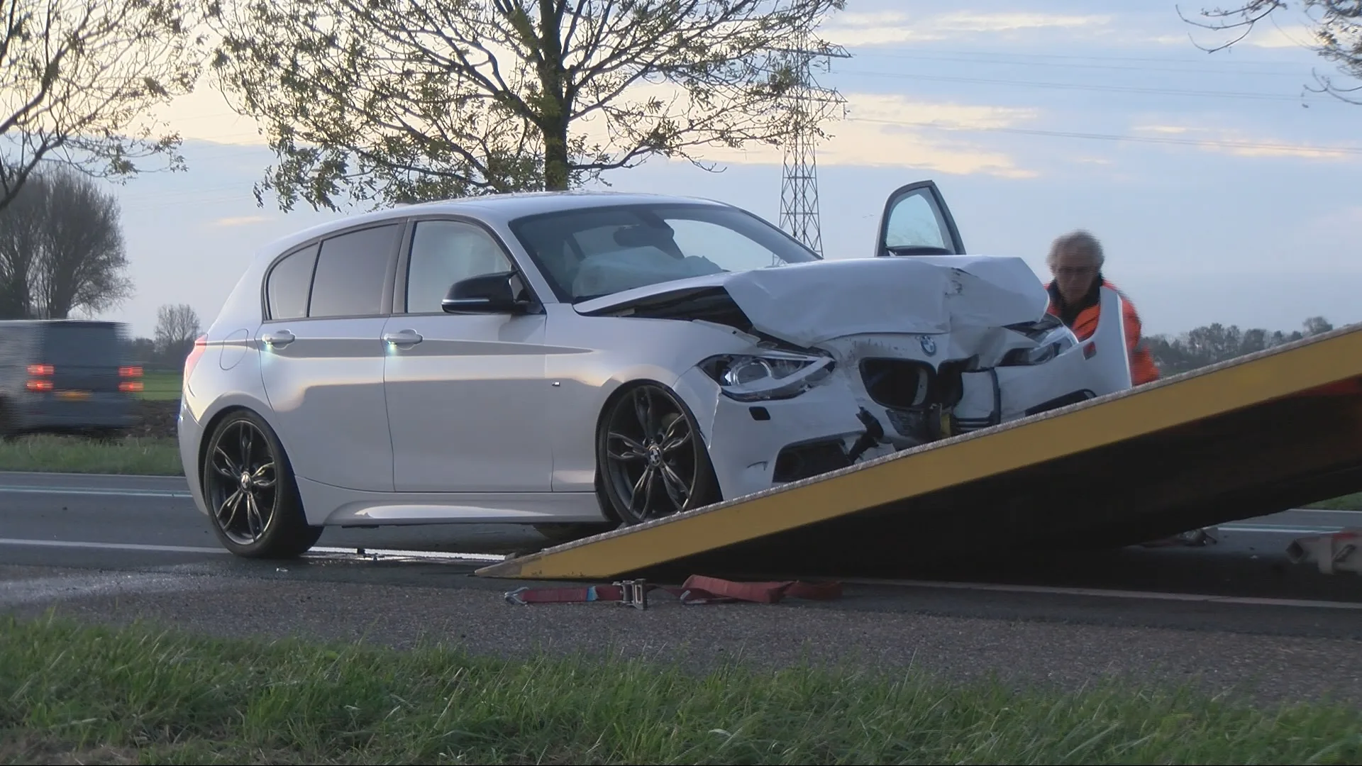 Automobiliste met open fles wijn tussen benen sleurt agent mee tijdens controle