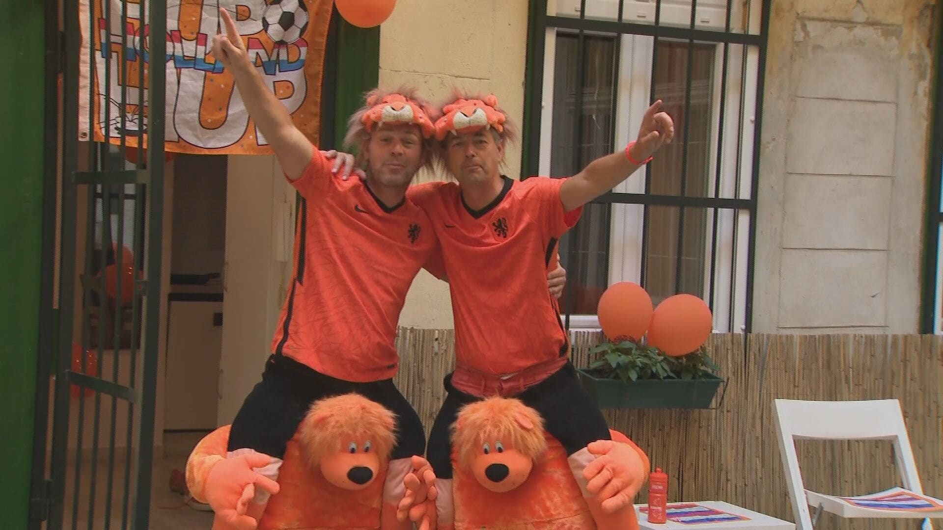 Oranjefans komen aan in Boedapest: 'Zenuwachtig voor mijn coronatest'