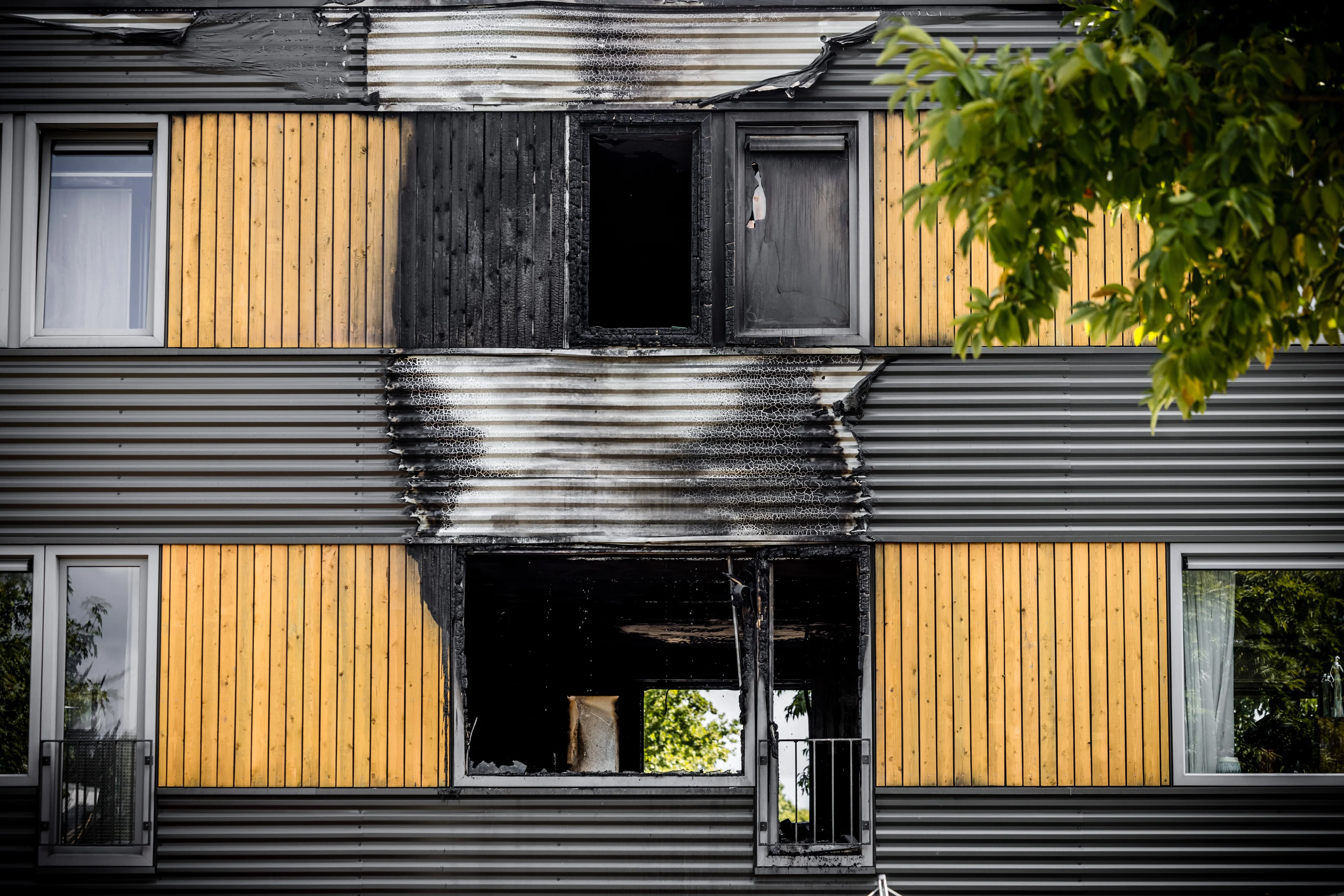 'Overlevende (14) van fatale brand Roermond uit het ziekenhuis'